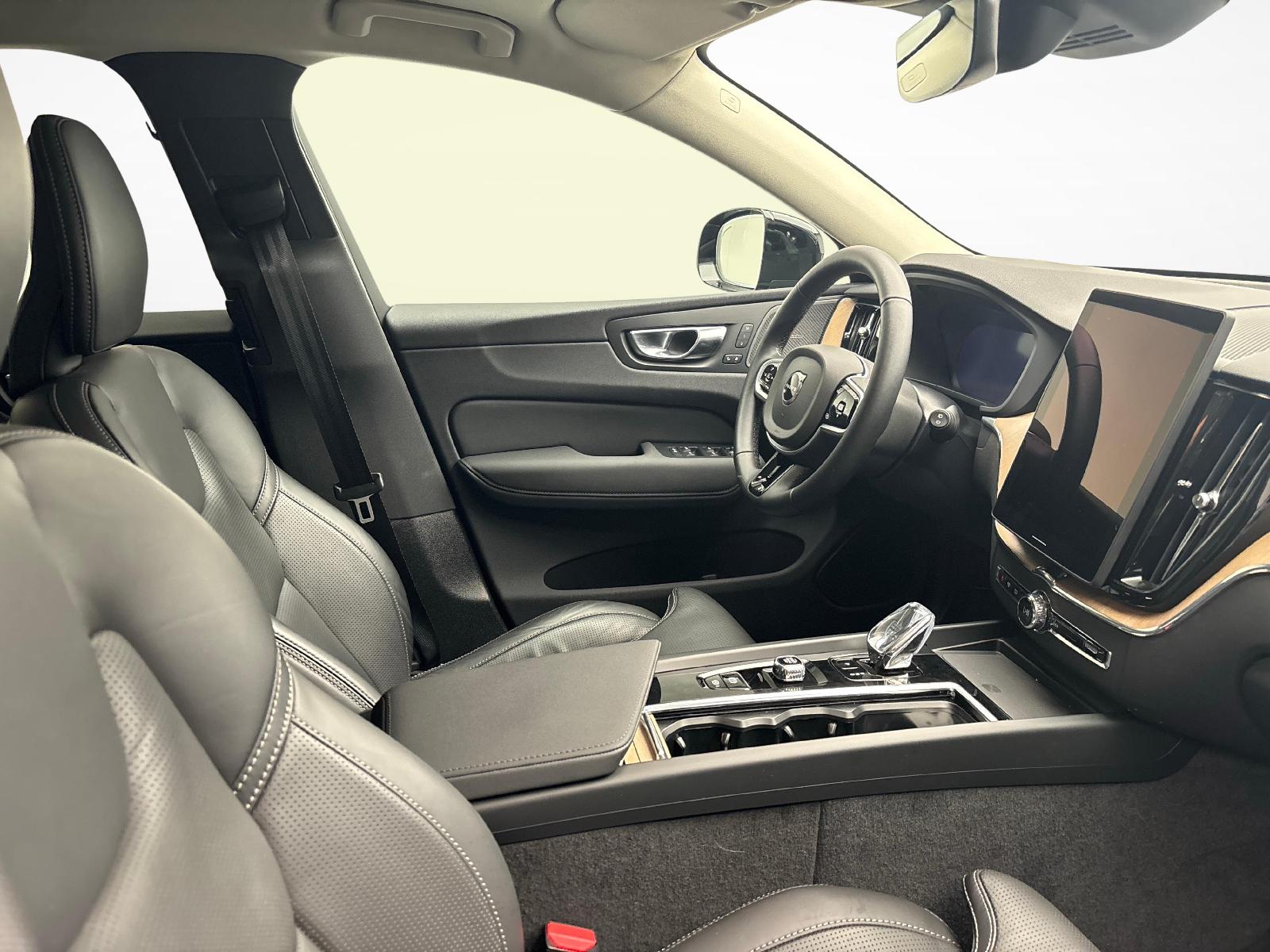VOLVO XC60 2.0 B5 MH Plus Dark AWD-image-9