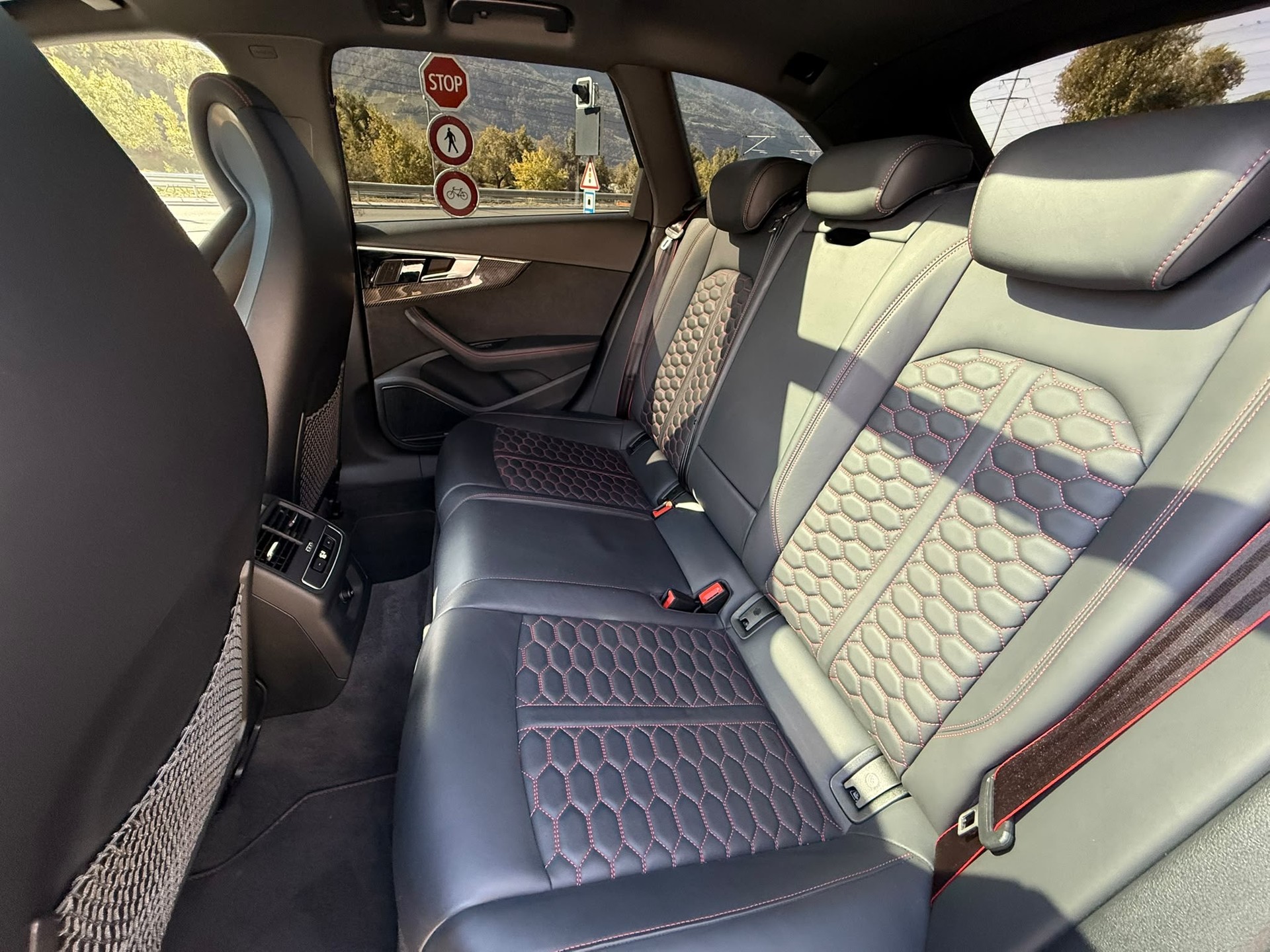 AUDI RS4 Avant quattro tiptronic-image-11