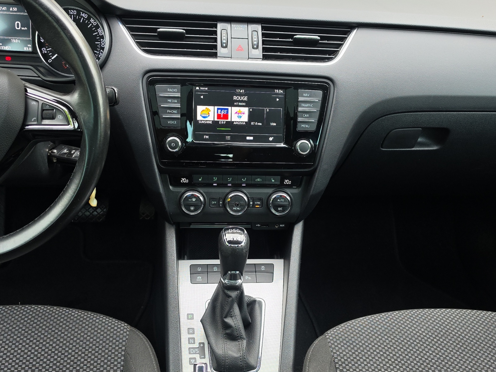 SKODA Octavia Combi 2.0 TDI Ambition 4x4 DSG-image-12