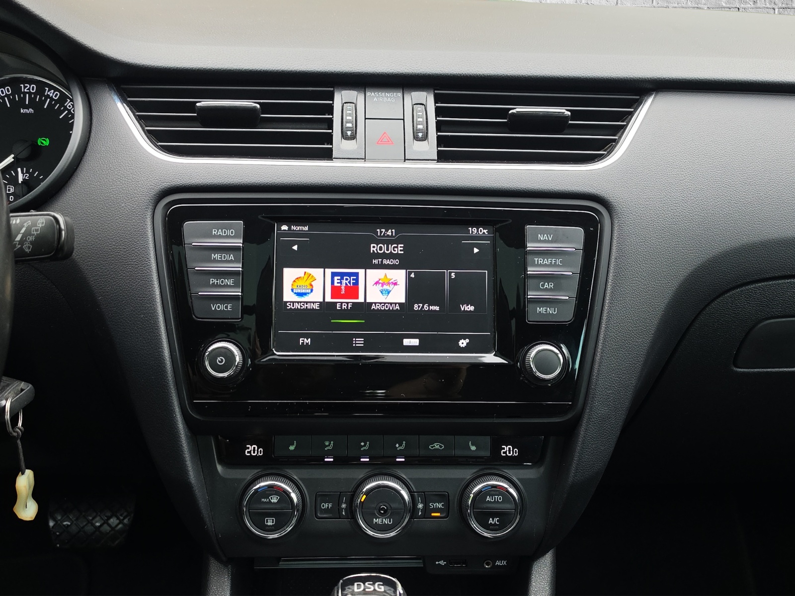 SKODA Octavia Combi 2.0 TDI Ambition 4x4 DSG-image-13