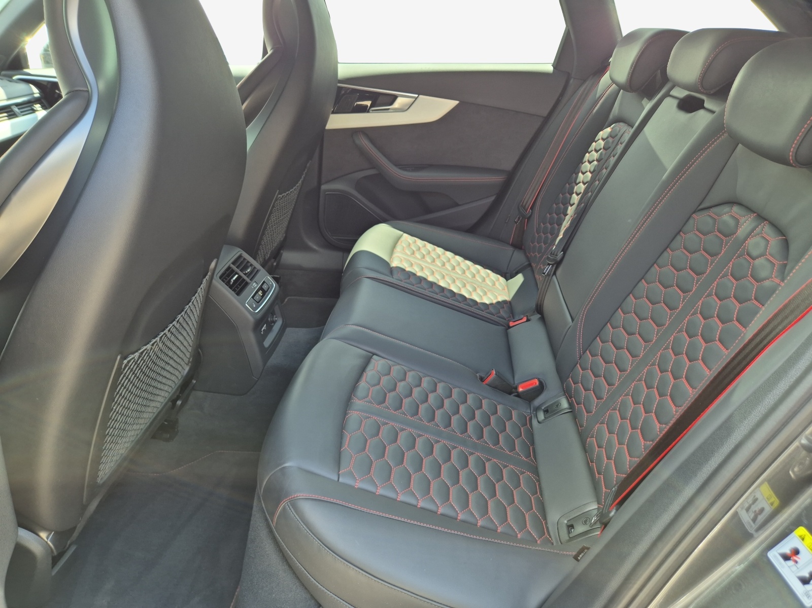 AUDI RS4 Avant quattro tiptronic-image-11