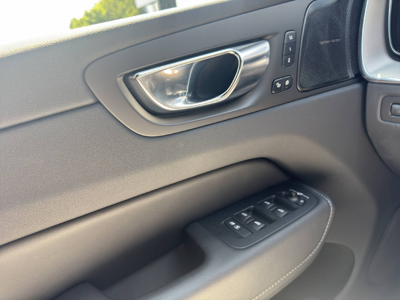 VOLVO XC60 2.0 T8 TE R-Design eAWD-image-13