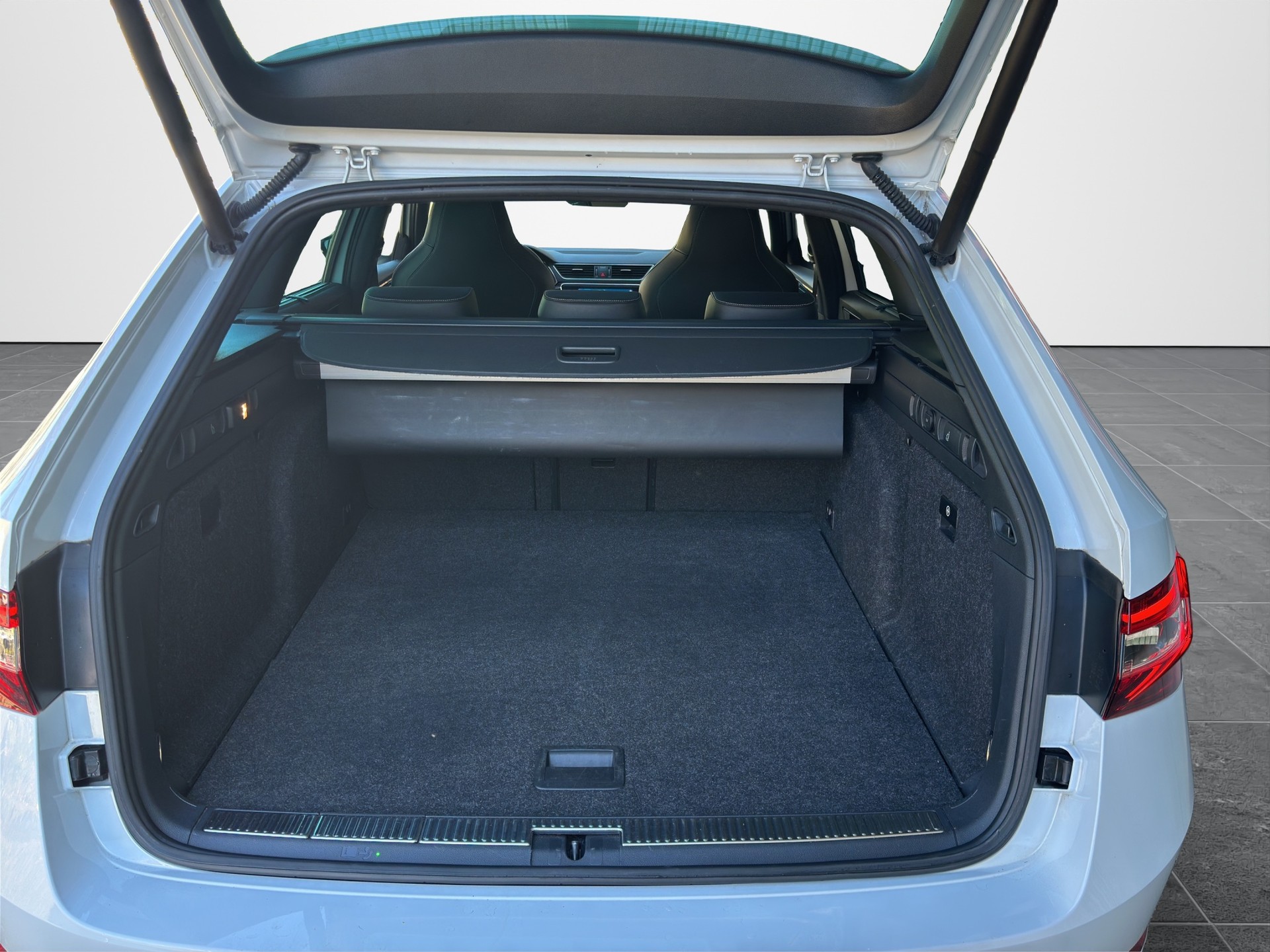 SKODA Superb Combi 2.0 TSI SportLine+ DSG 4x4-image-14