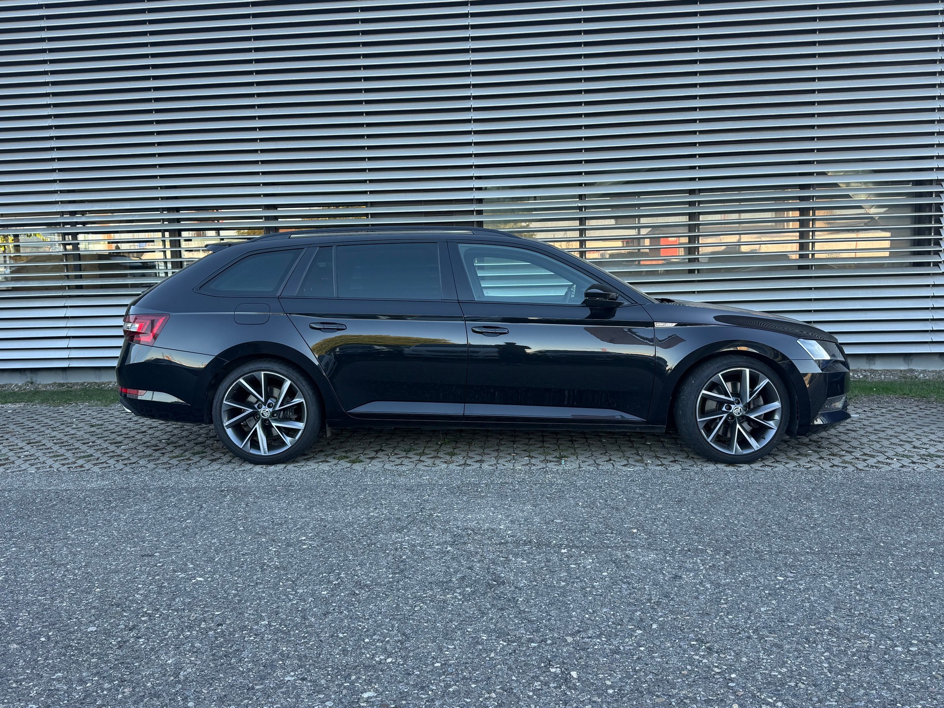 SKODA Superb Combi 2.0 TSI Sport Line DSG 4x4-image-5
