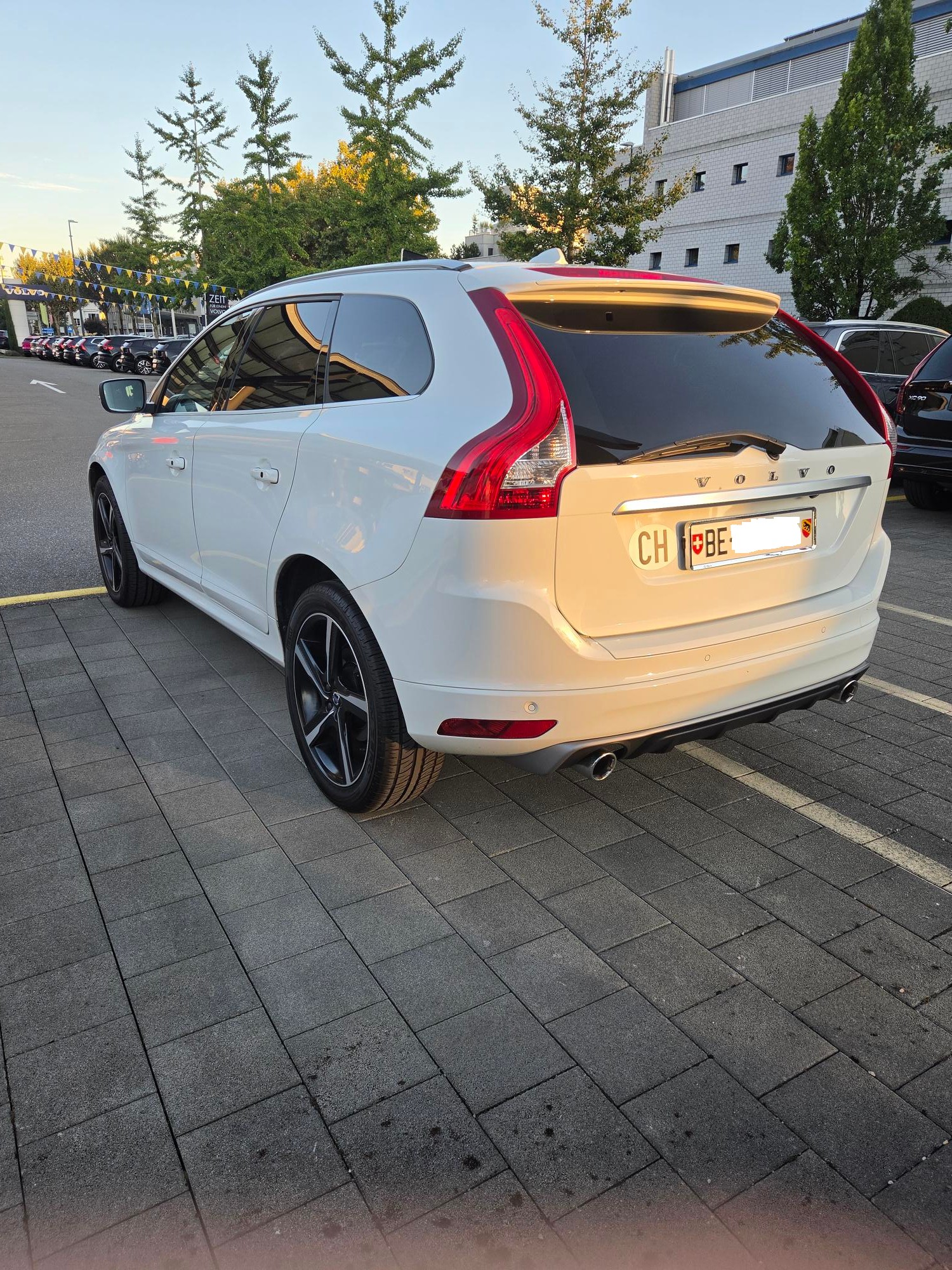 VOLVO 2.4 D5 Mom. R-Design AWD S/S-image-2