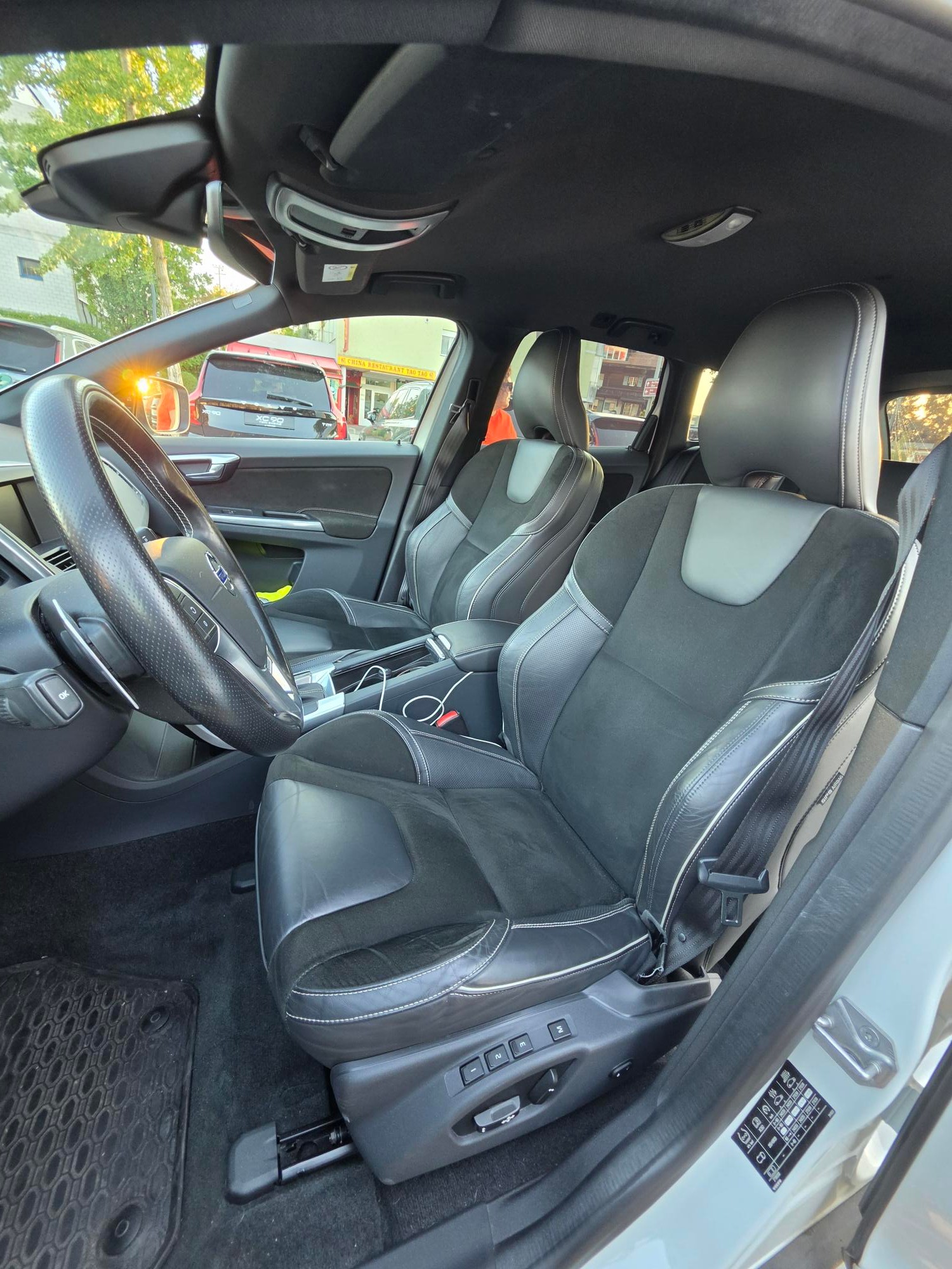 VOLVO 2.4 D5 Mom. R-Design AWD S/S-image-5