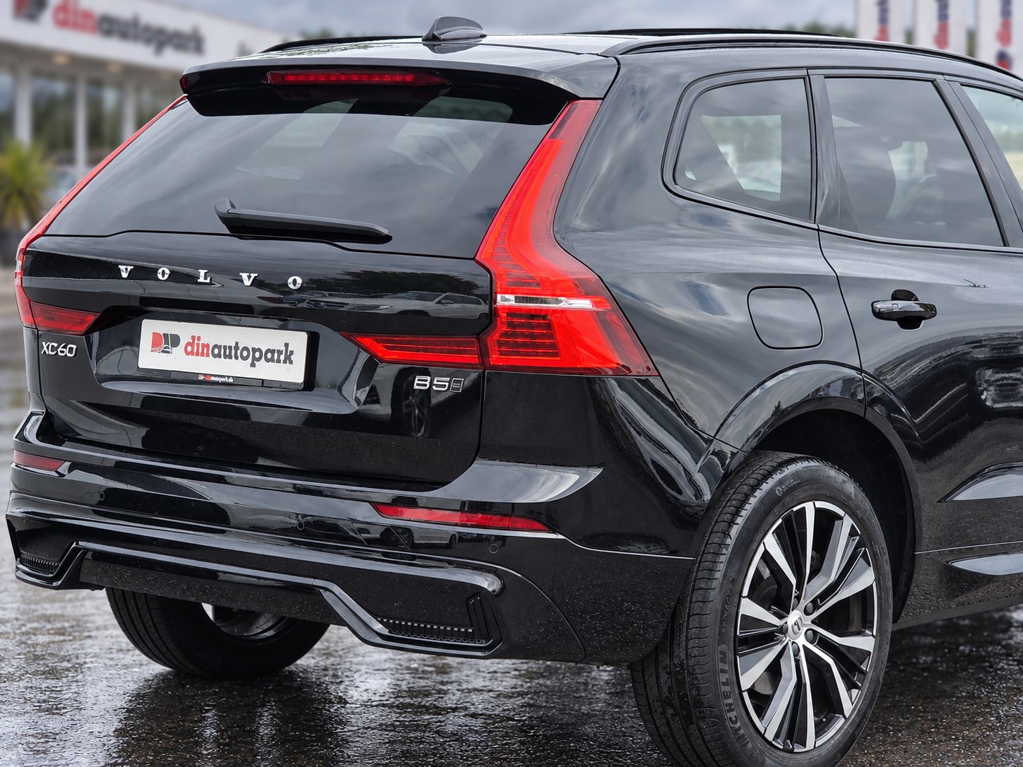 VOLVO XC60 B5 Diesel Mild Hybrid AWD Ultimate Dark Geartronic * CH-Fahrzeug * Frisch ab MFK *-image-5