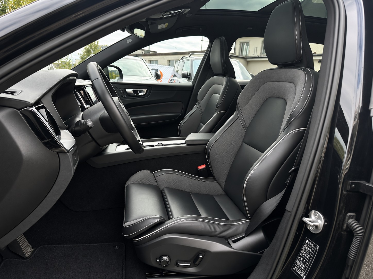 VOLVO XC60 B5 Diesel Mild Hybrid AWD Ultimate Dark Geartronic * CH-Fahrzeug * Frisch ab MFK *-image-7