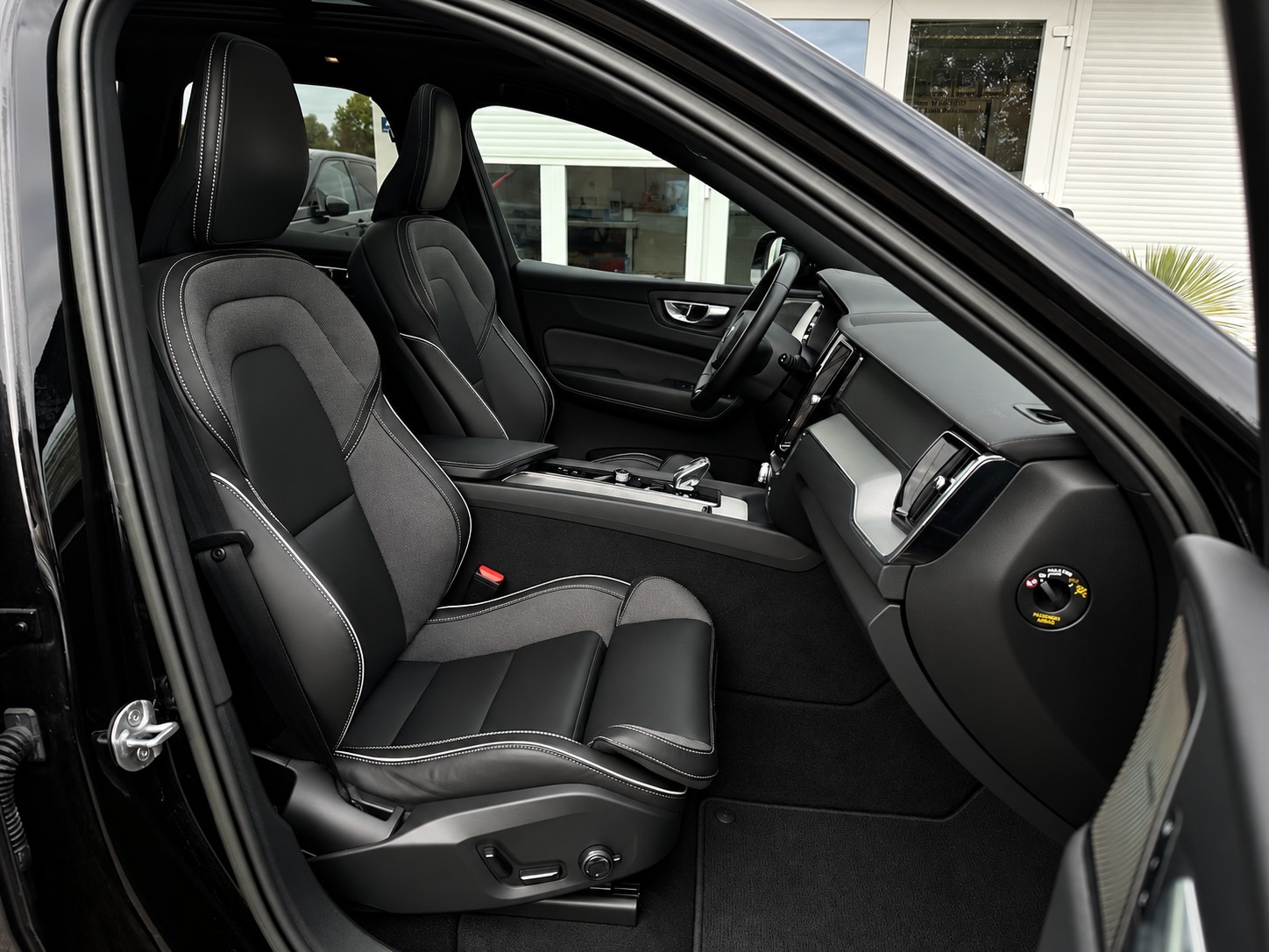 VOLVO XC60 B5 Diesel Mild Hybrid AWD Ultimate Dark Geartronic * CH-Fahrzeug * Frisch ab MFK *-image-16