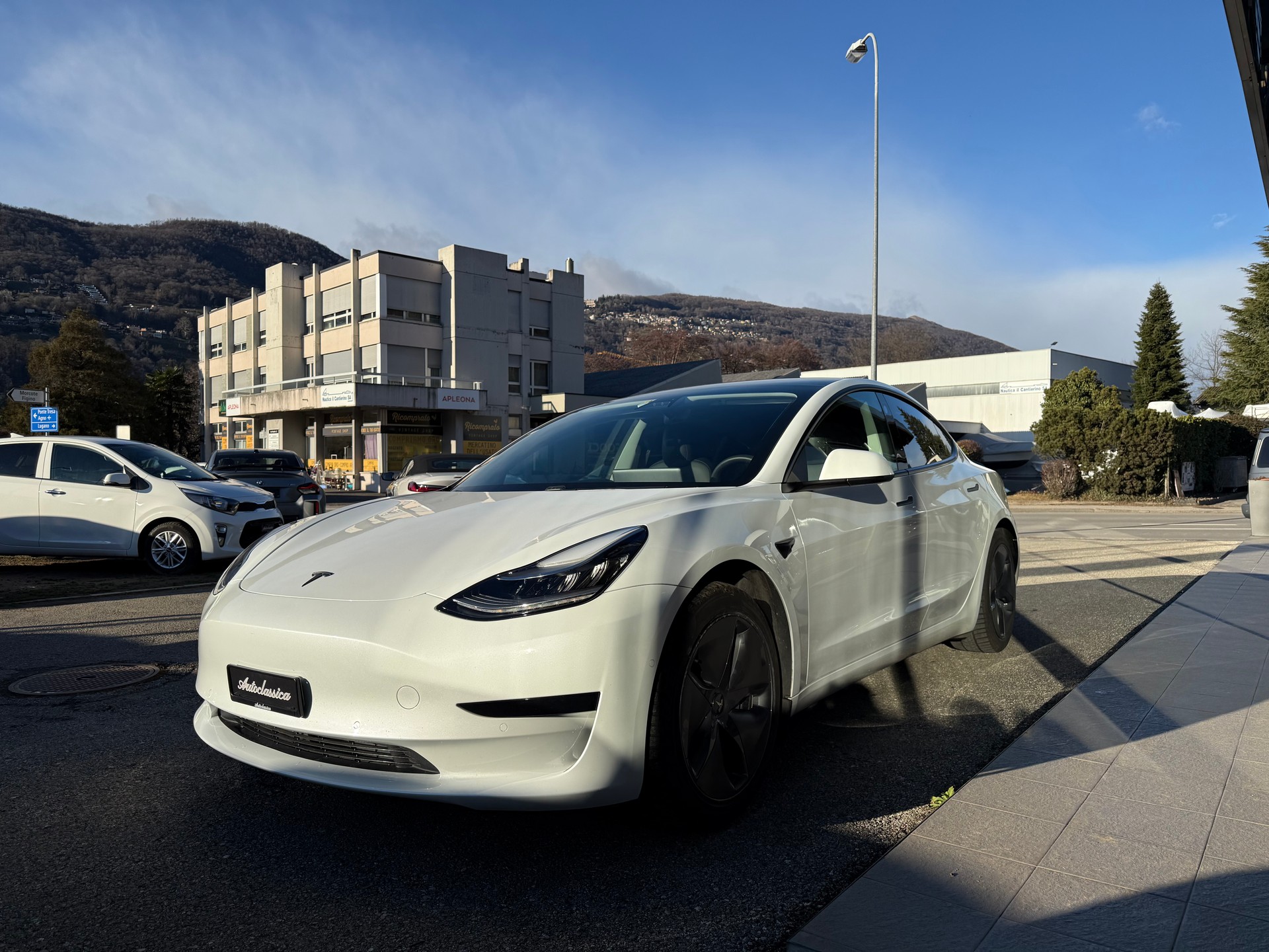 TESLA Model 3-image-5