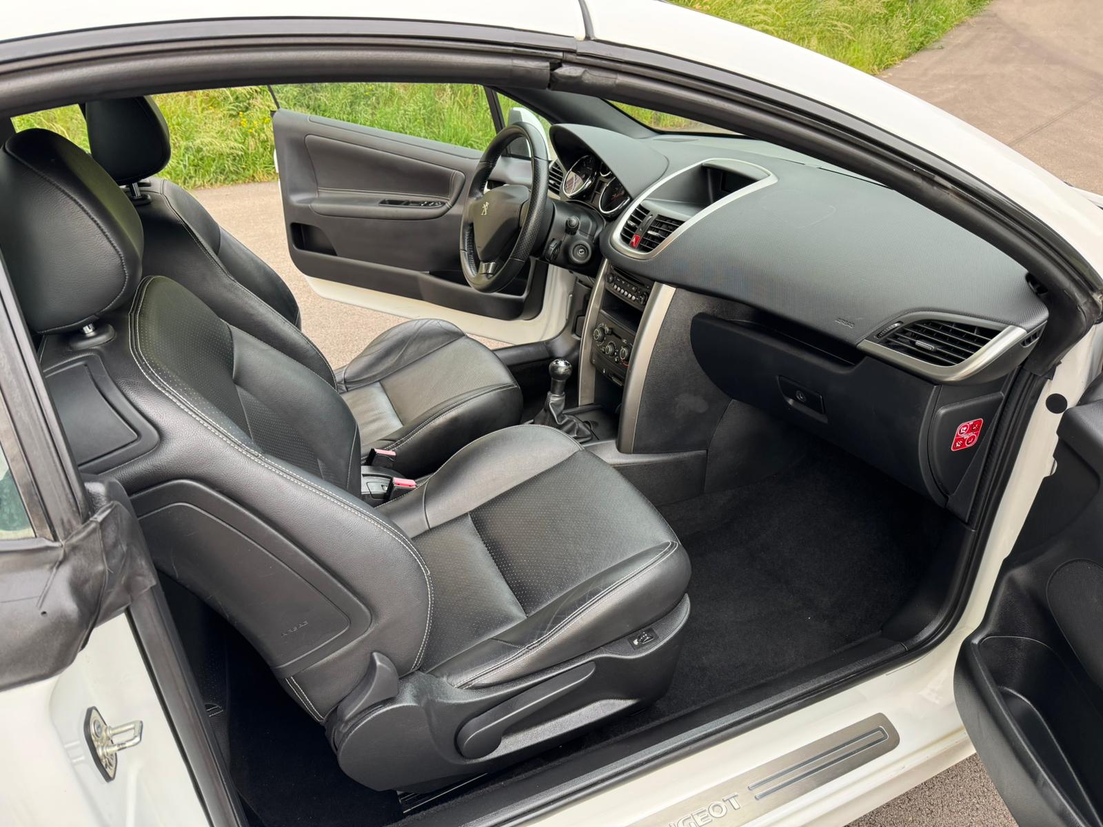 PEUGEOT 207 CC 1.6 16V Swiss Edition-image-7