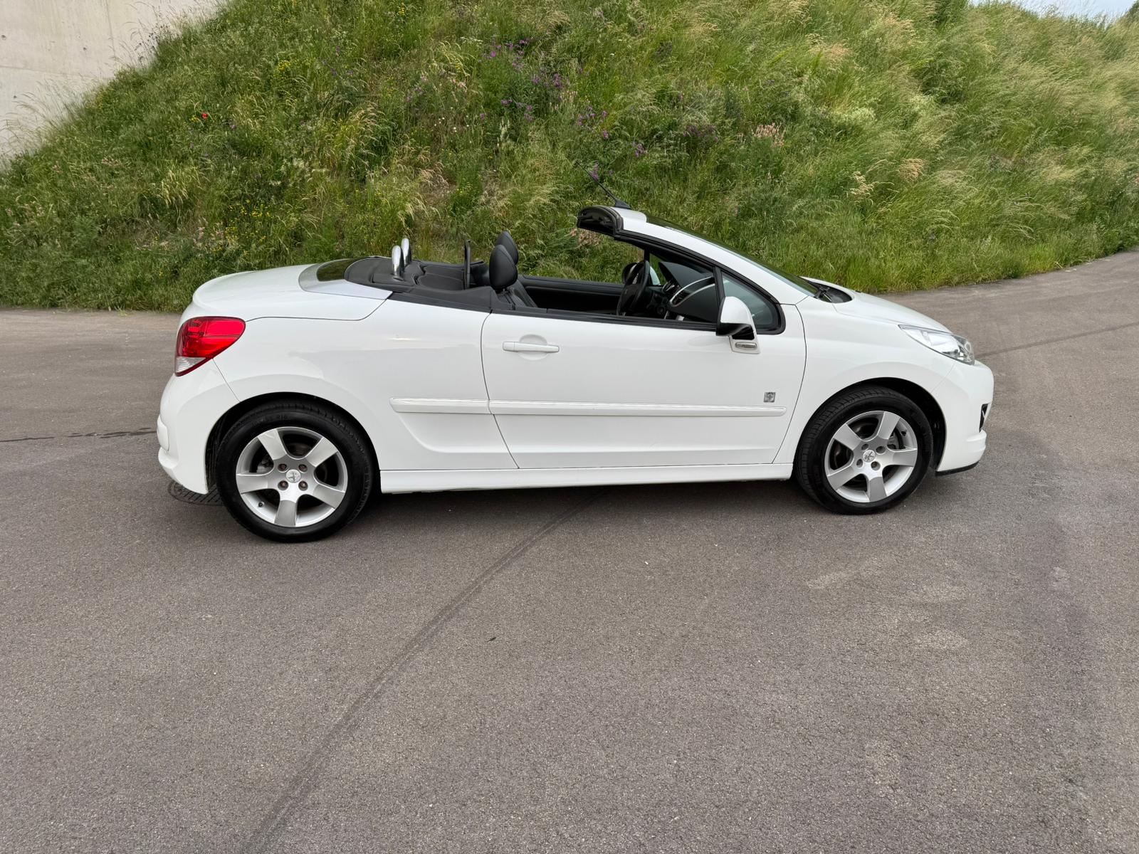 PEUGEOT 207 CC 1.6 16V Swiss Edition-image-13