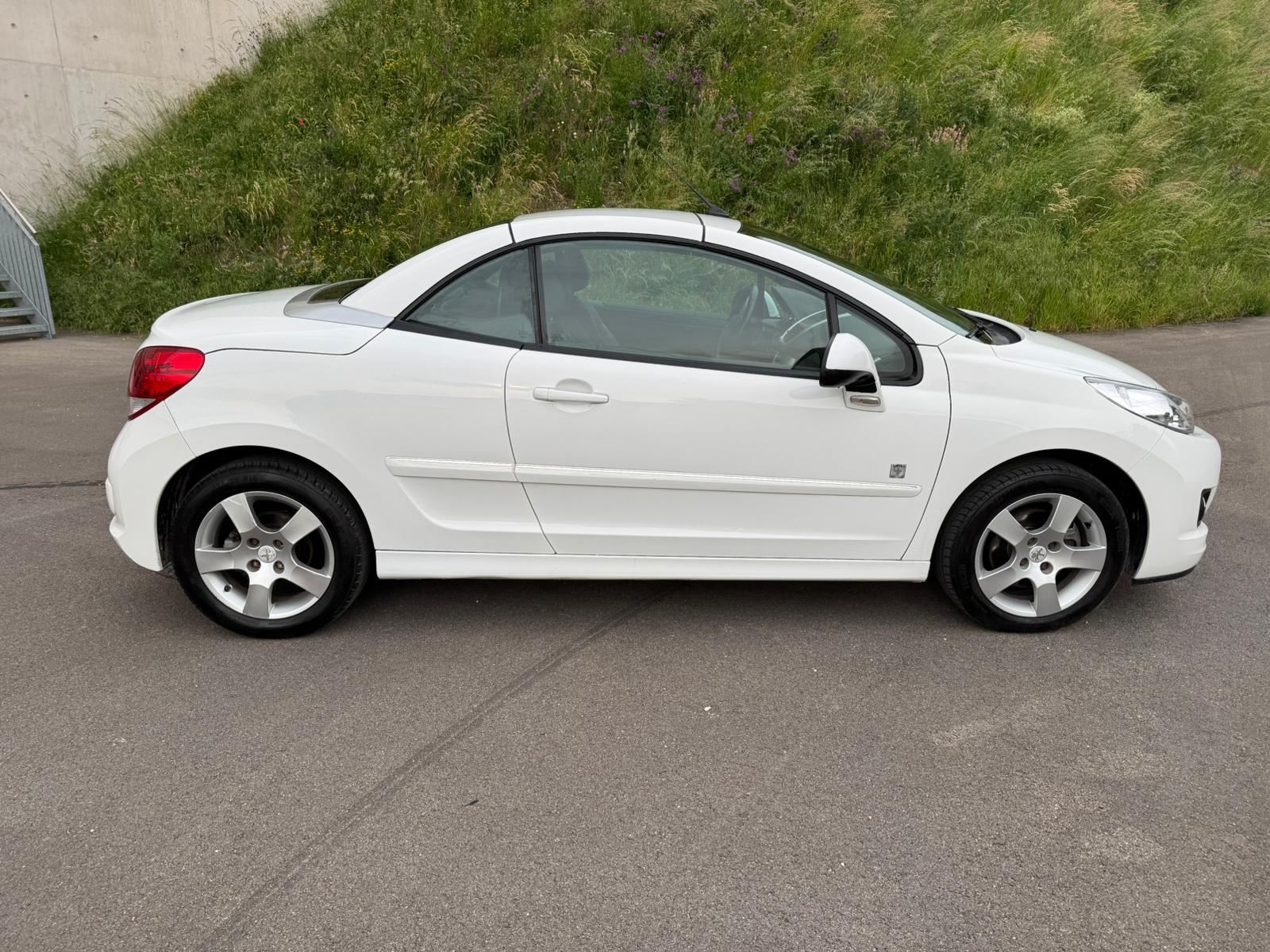PEUGEOT 207 CC 1.6 16V Swiss Edition-image-4
