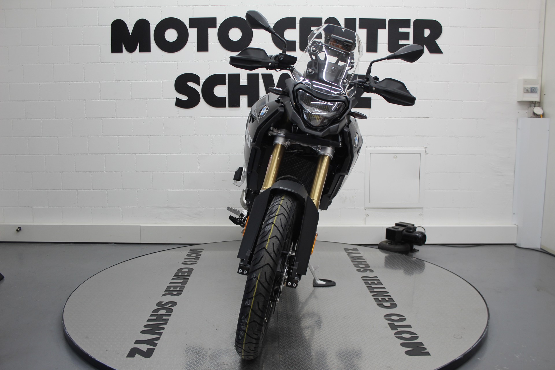 BMW F 900 GS-showroom-element-2