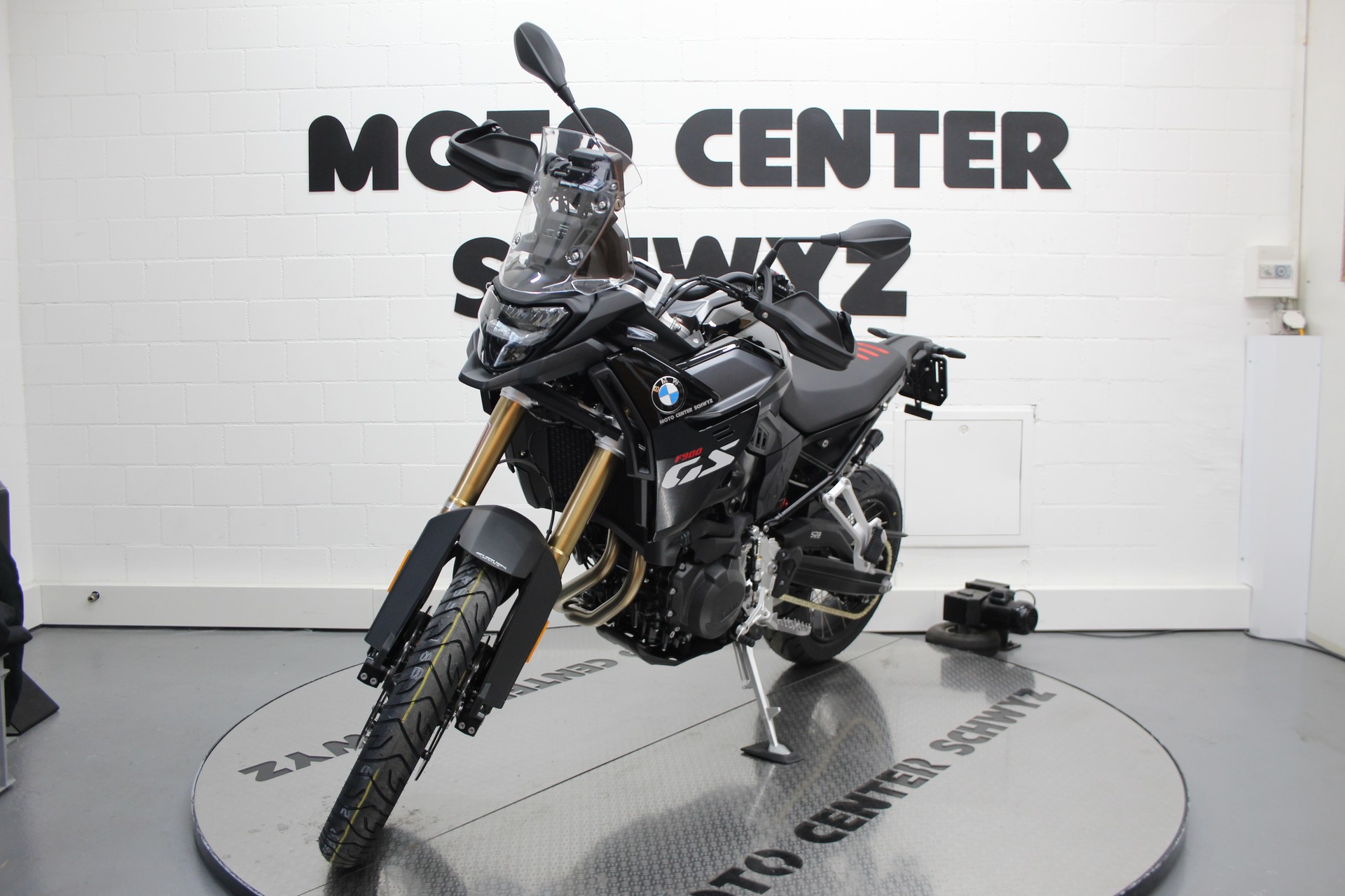BMW F 900 GS-showroom-element-3