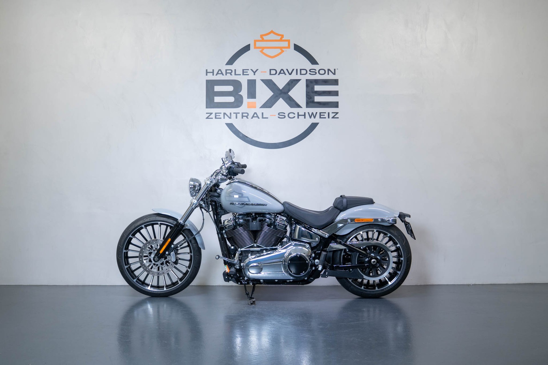 HARLEY-DAVIDSON FXBR Breakout 117-showroom-element-1