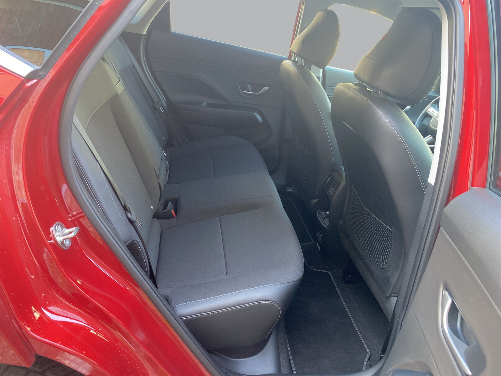 HYUNDAI Kona EV 65.4 kWh Amplia-image-11