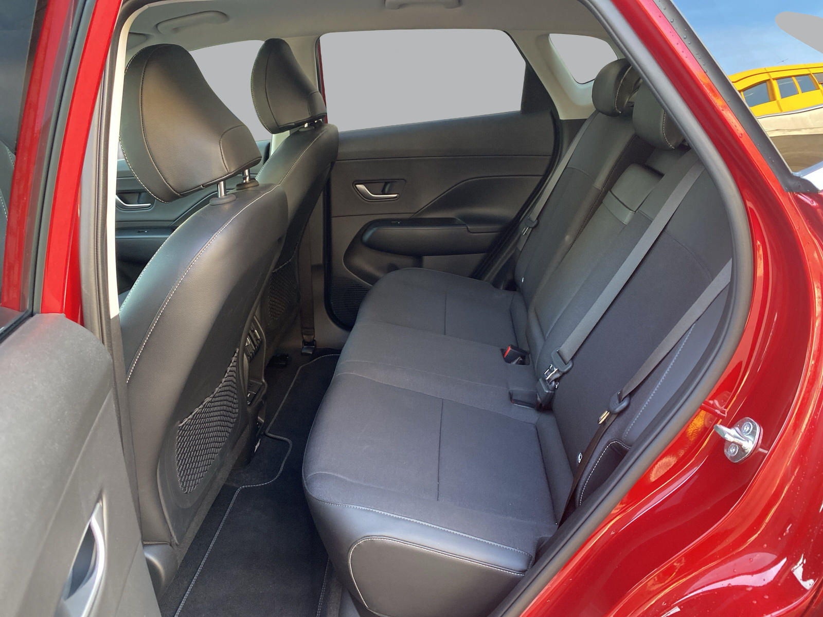 HYUNDAI Kona EV 65.4 kWh Amplia-image-5