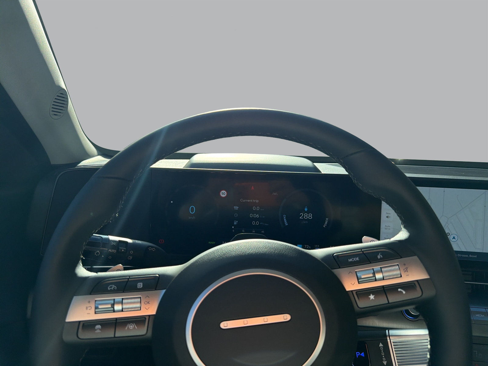 HYUNDAI Kona EV 65.4 kWh Amplia-image-9