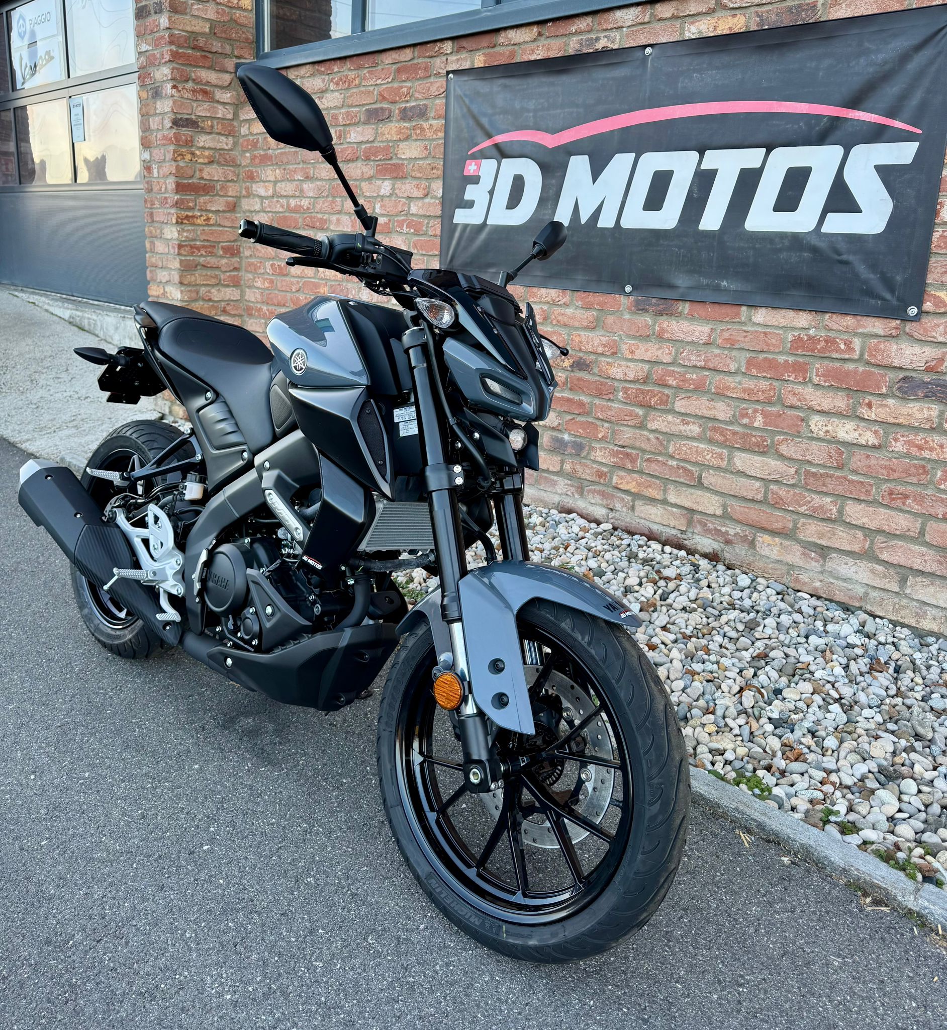 YAMAHA MT-125 ABS-showroom-element-2