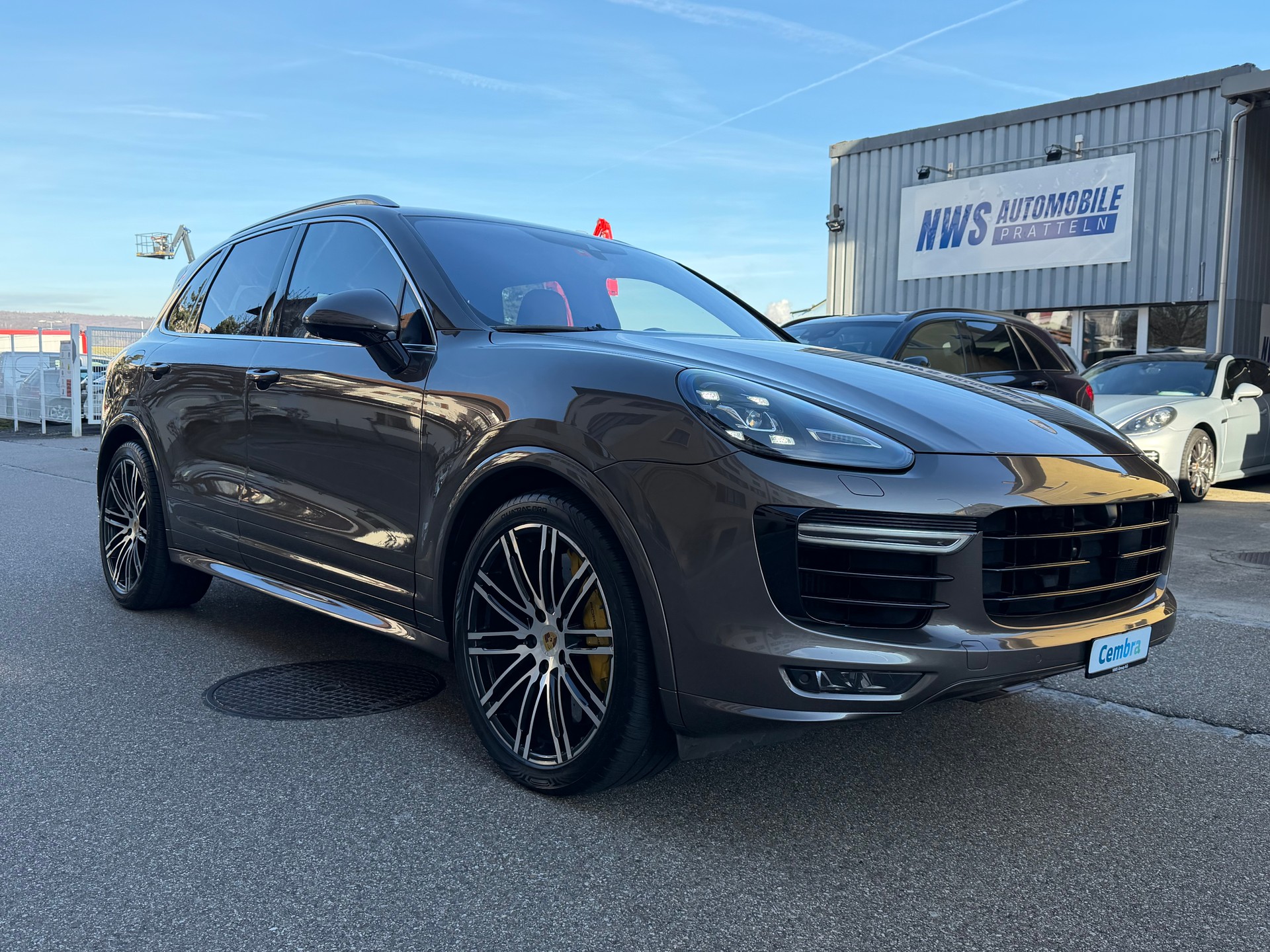 PORSCHE Cayenne Turbo S-showroom-element-1