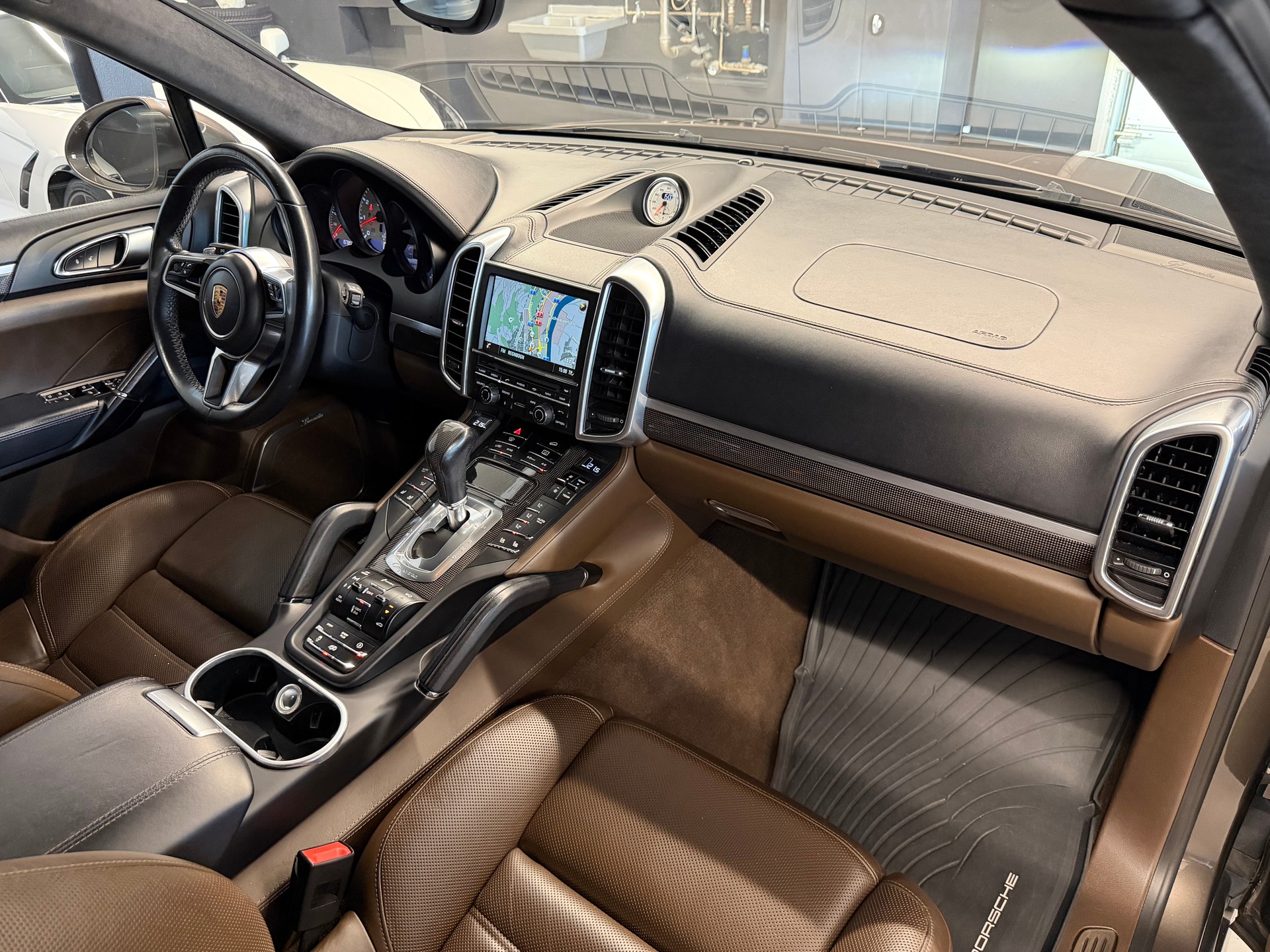 PORSCHE Cayenne Turbo S-image-13
