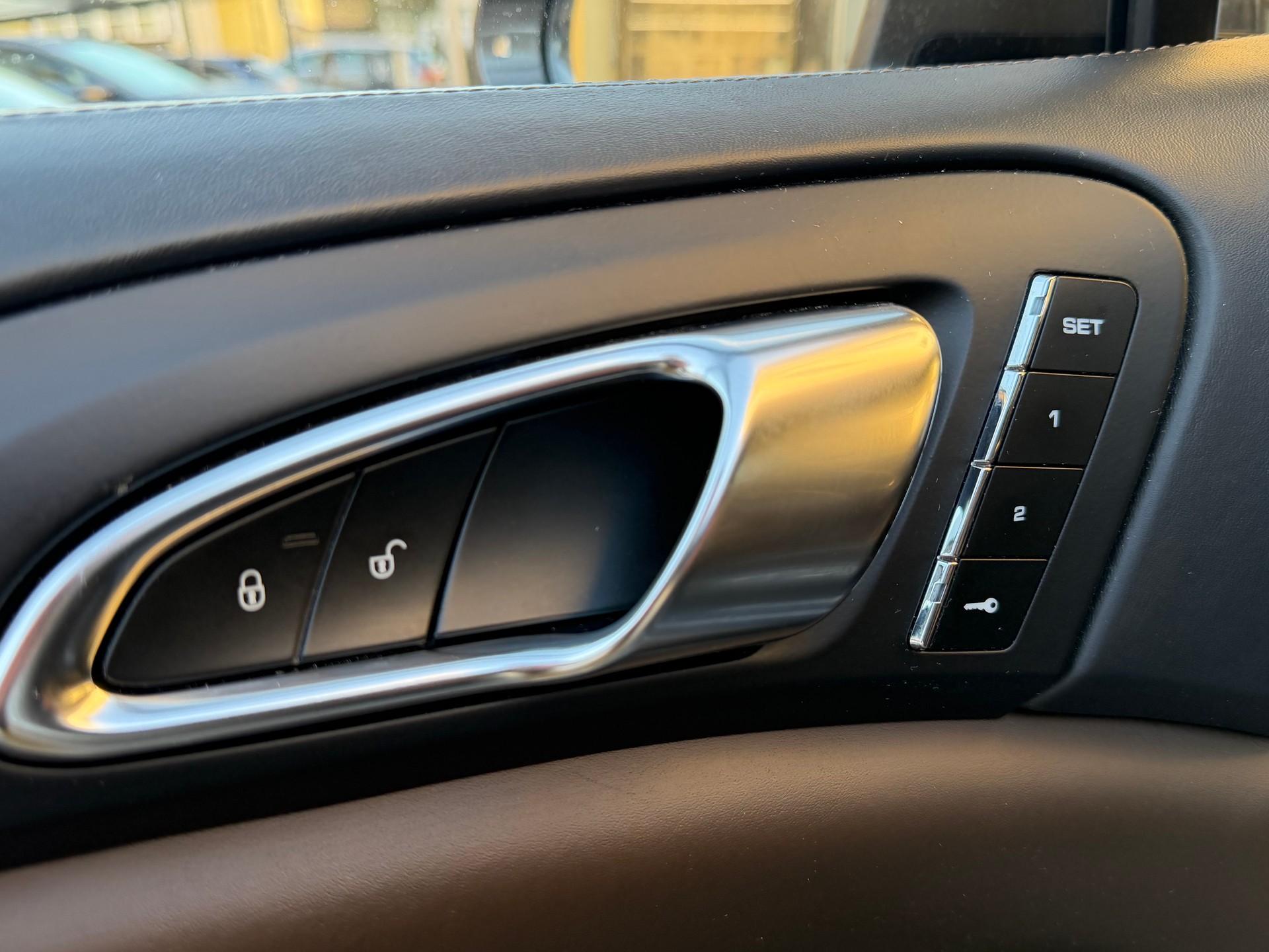 PORSCHE Cayenne Turbo S-image-16