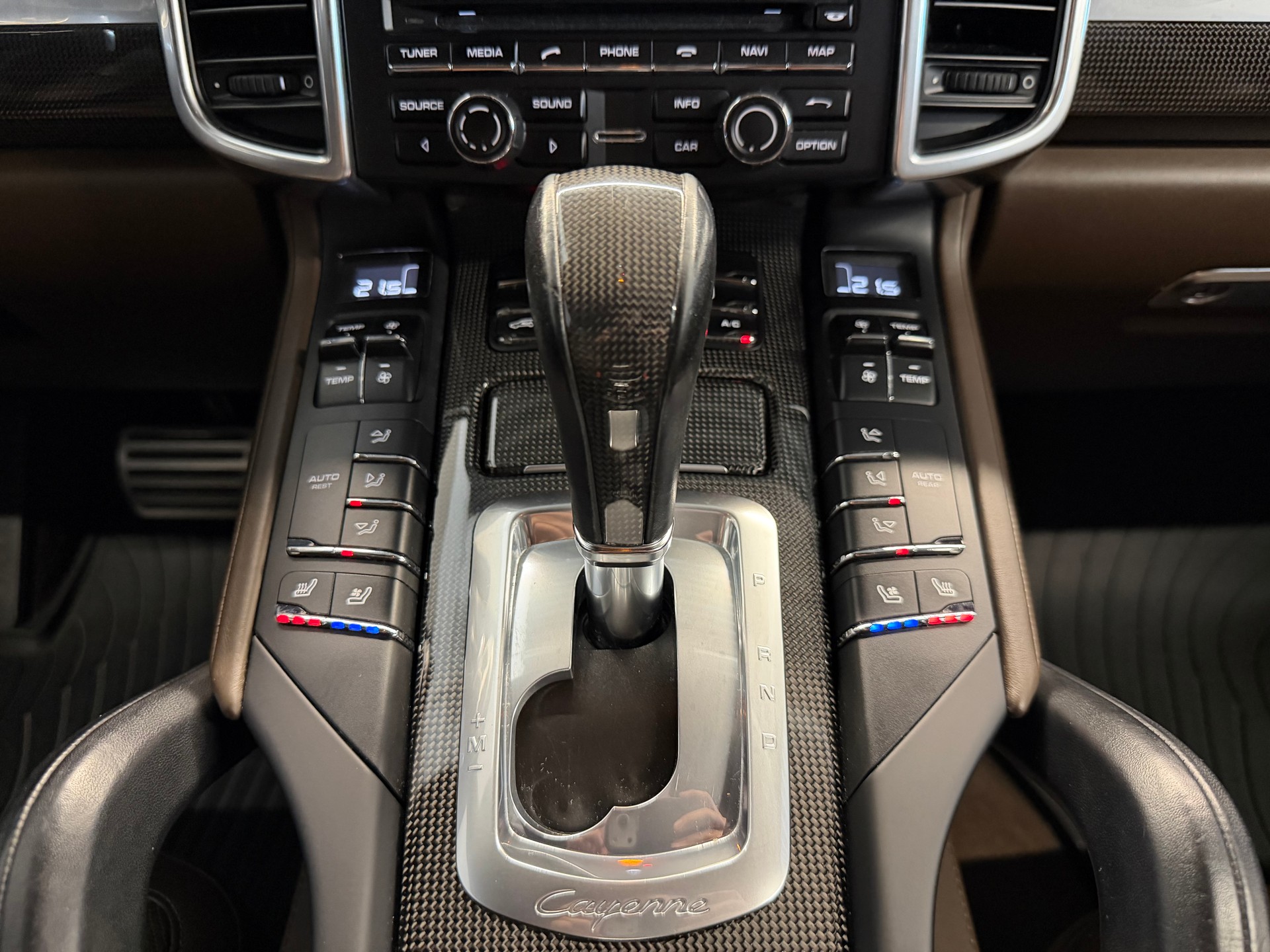 PORSCHE Cayenne Turbo S-image-19