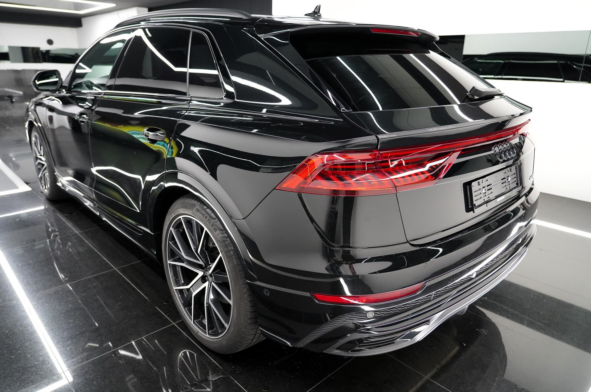 AUDI Q8 55 TFSI quattro-image-4