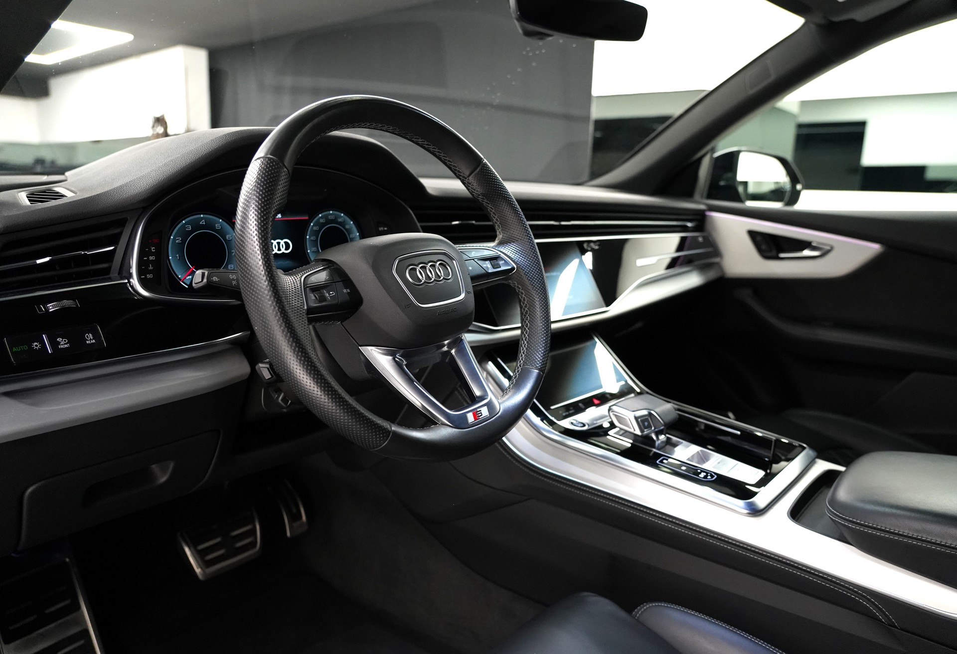 AUDI Q8 55 TFSI quattro-image-6