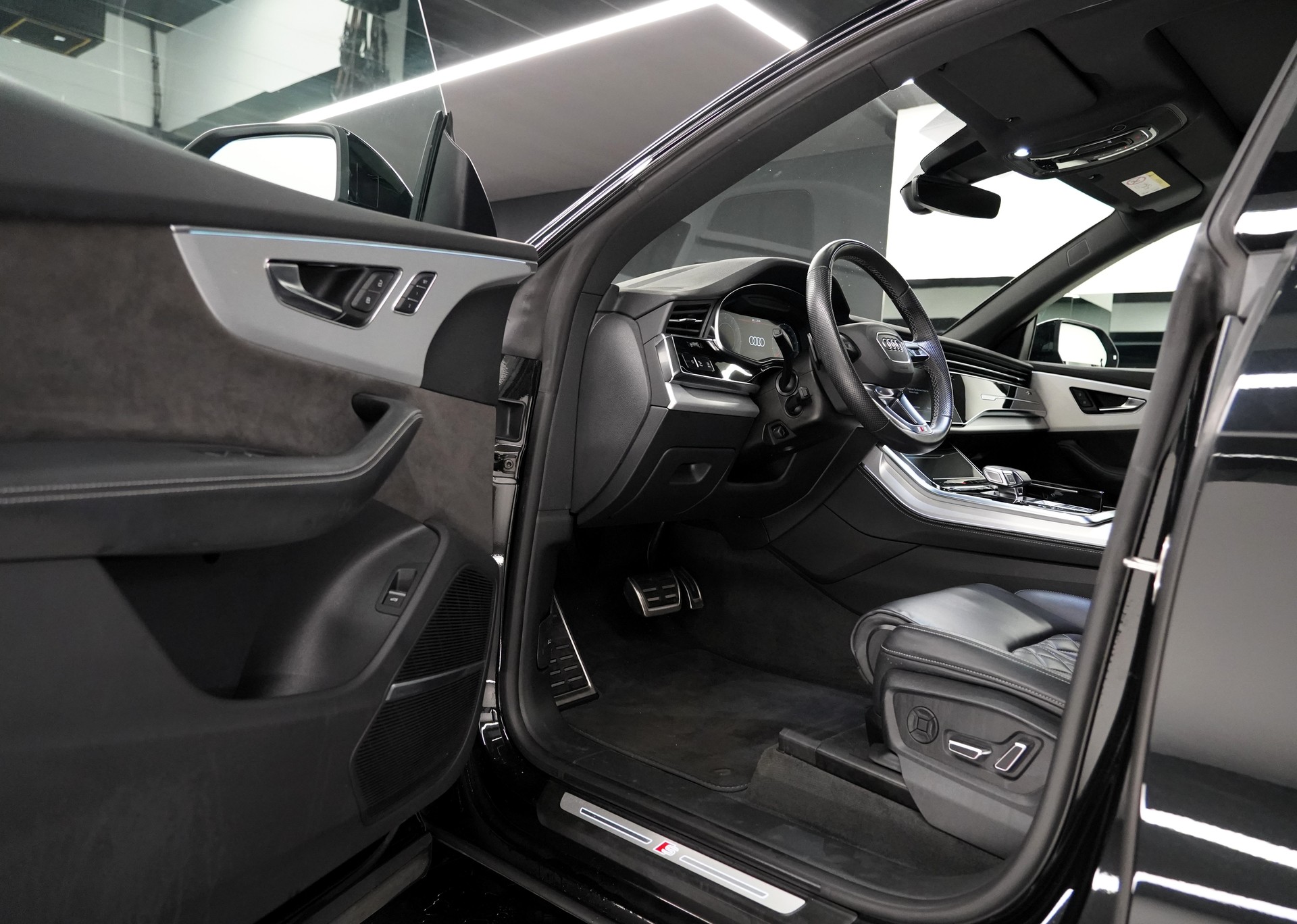 AUDI Q8 55 TFSI quattro-image-5