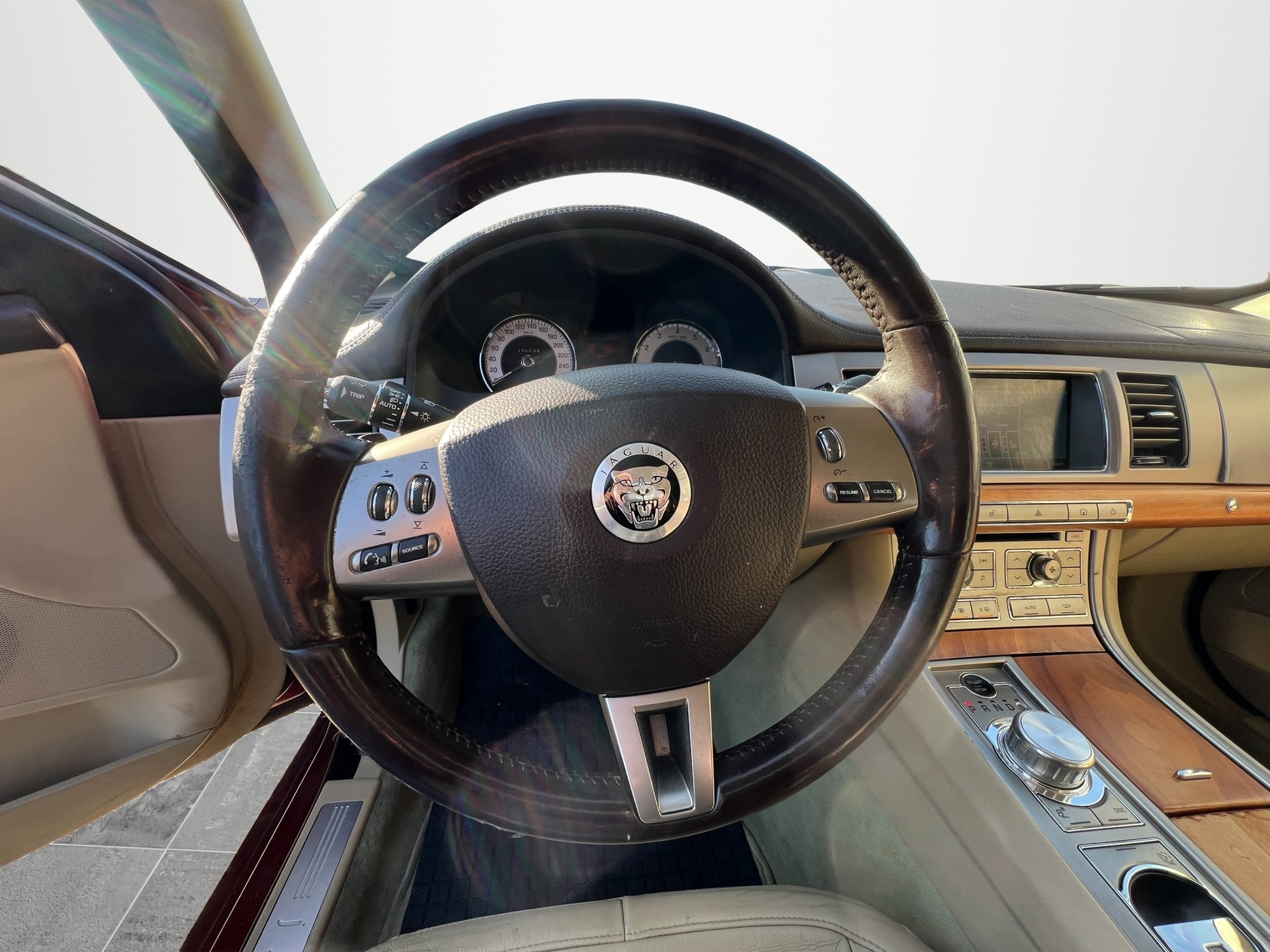 JAGUAR XF 3.0 Greenwich Luxury-image-9