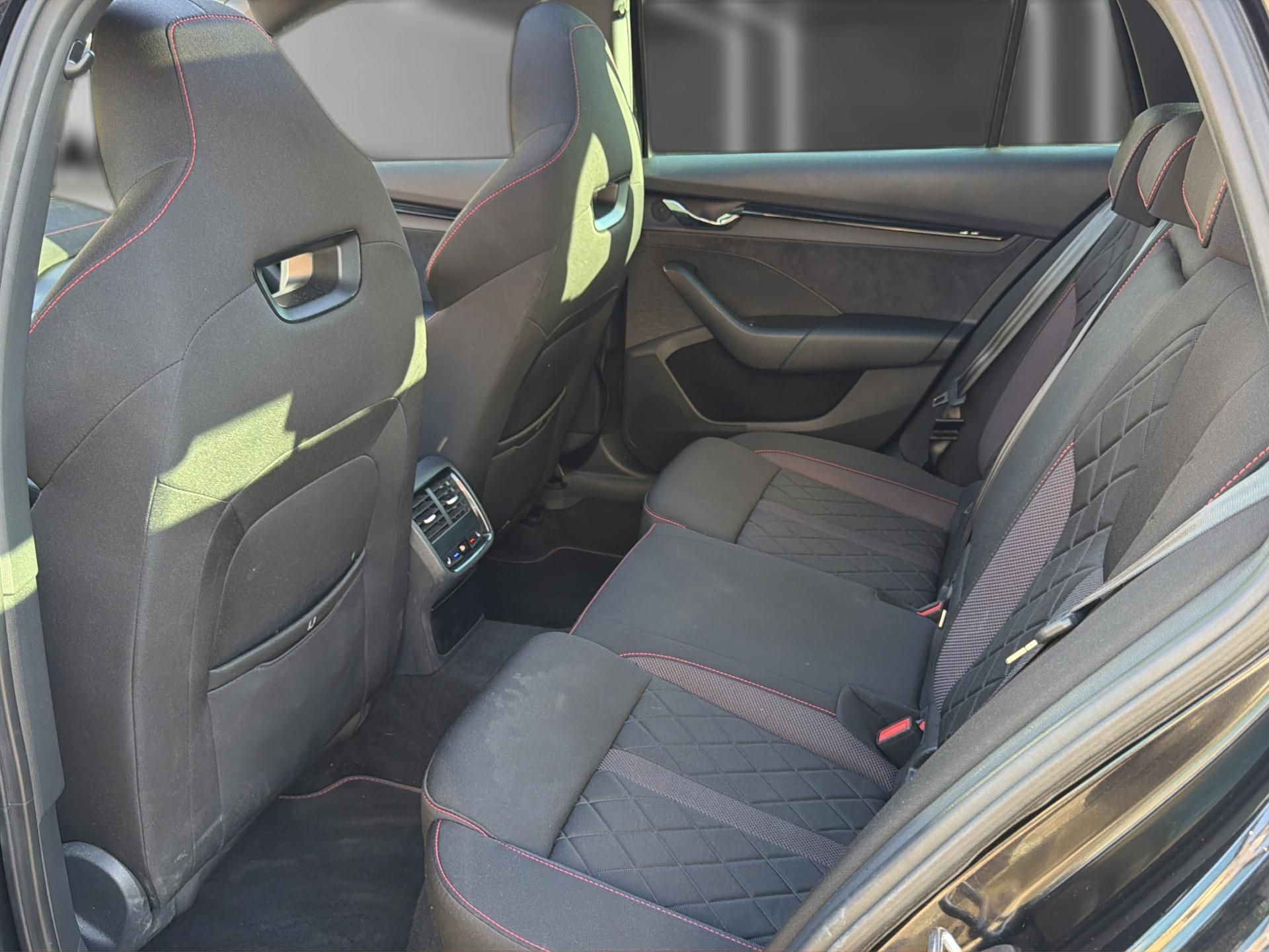 SKODA Octavia Combi 2.0 TDI DSG RS 4x4-image-13