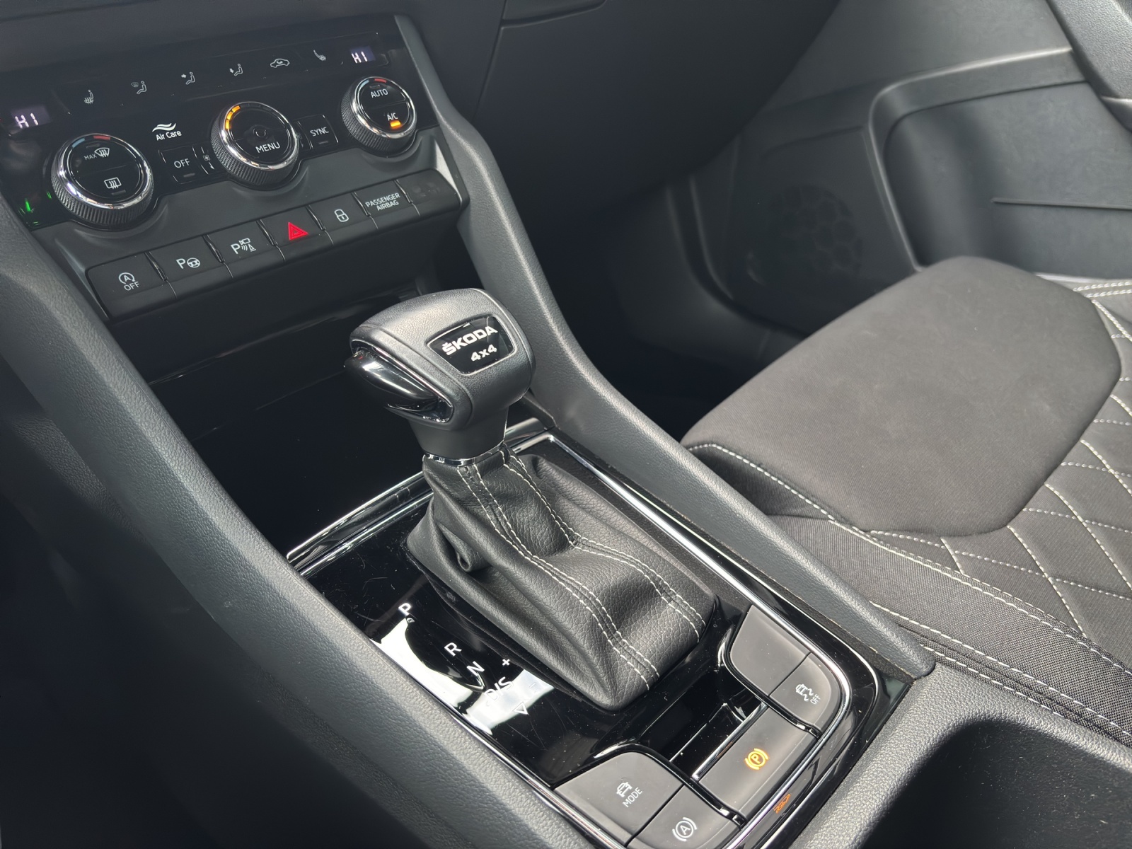 SKODA Karoq 2.0 TDI CR Sport Line 4x4 DSG-image-9
