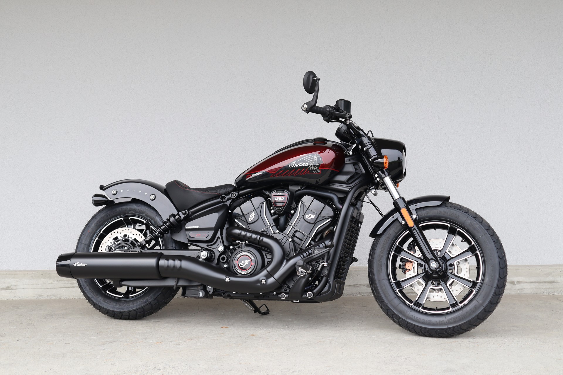 INDIAN Scout Bobber-showroom-element-1