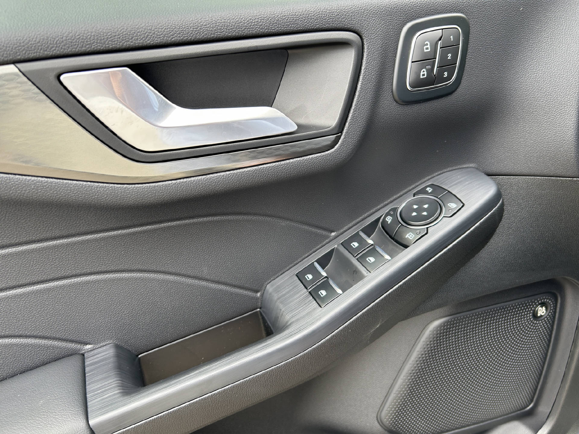 FORD Kuga 2.5 Hybrid Sound Edition 4x4-image-12