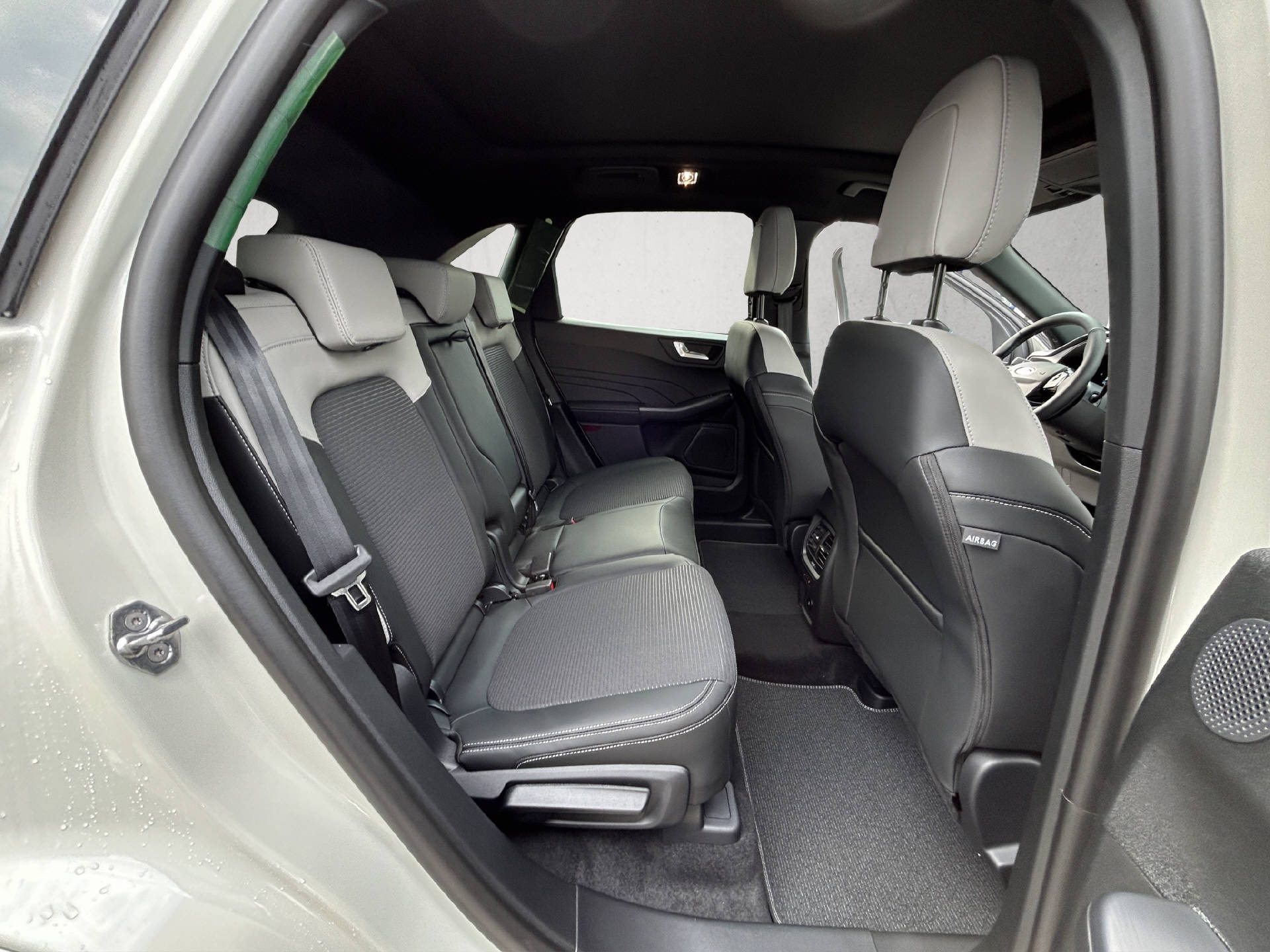 FORD Kuga 2.5 Hybrid Sound Edition 4x4-image-19