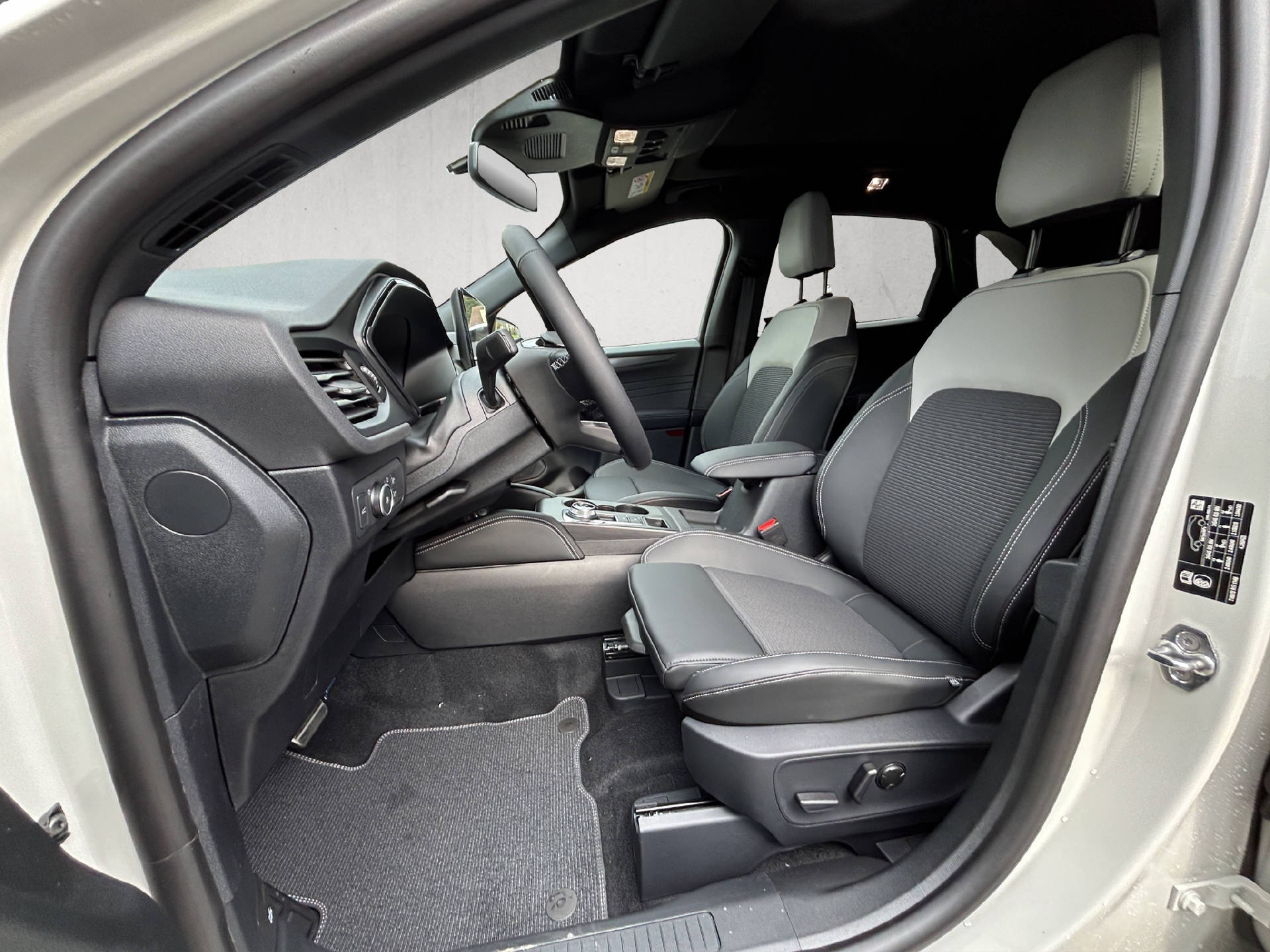 FORD Kuga 2.5 Hybrid Sound Edition 4x4-image-9