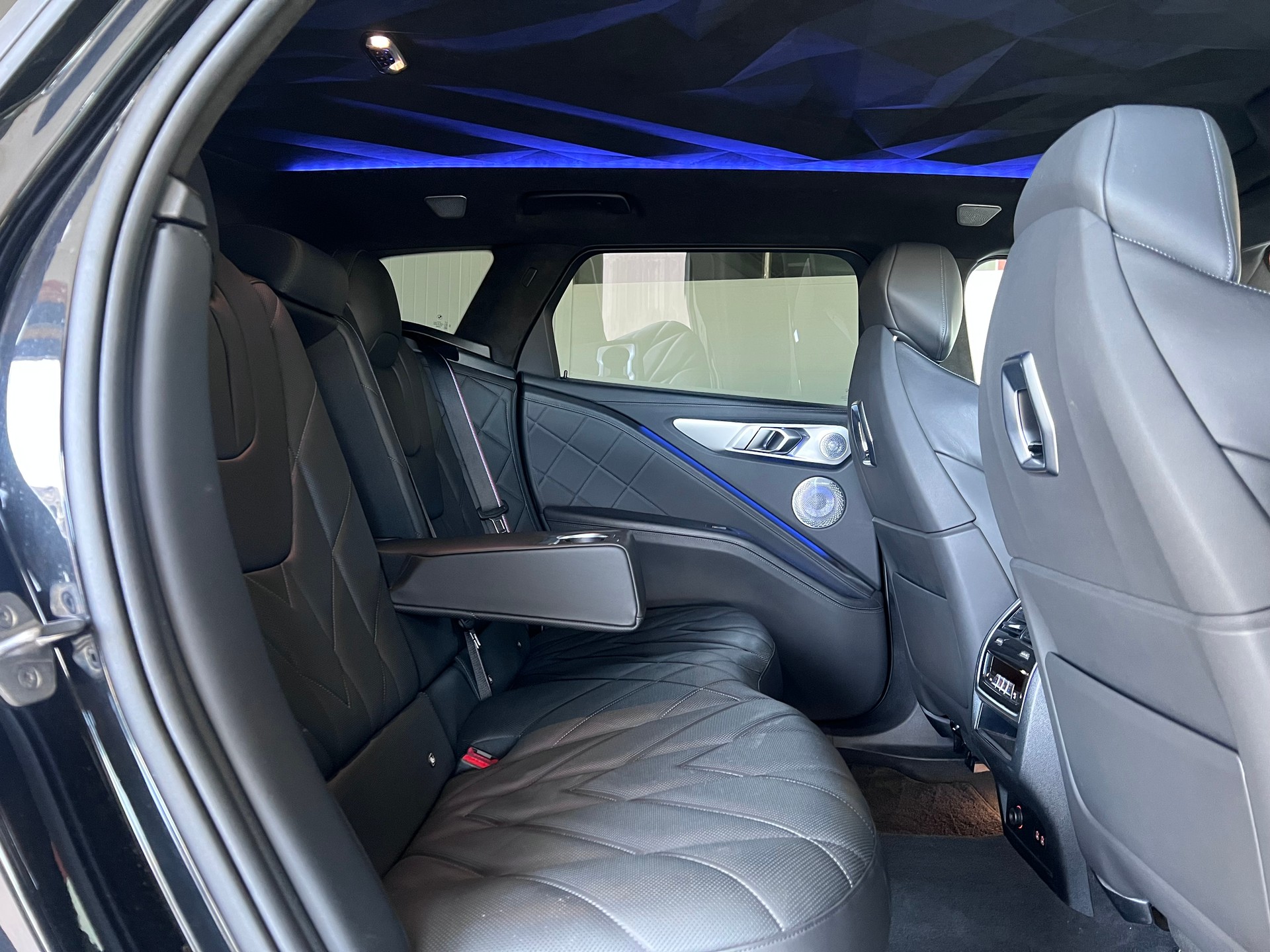 BMW XM xDrive PHEV Steptronic-image-16