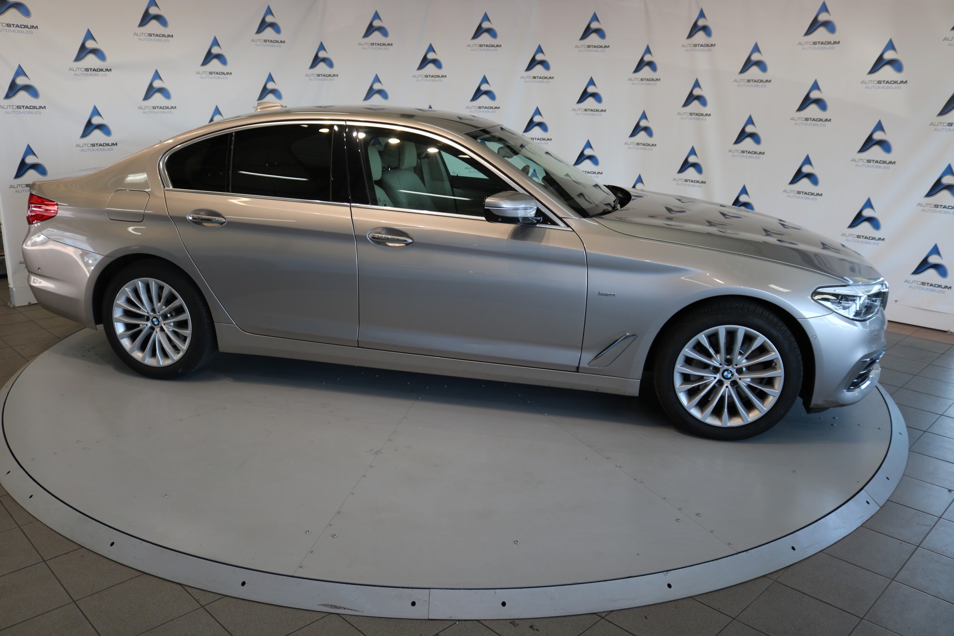 BMW 530i xDrive Luxury Line Steptronic-image-32