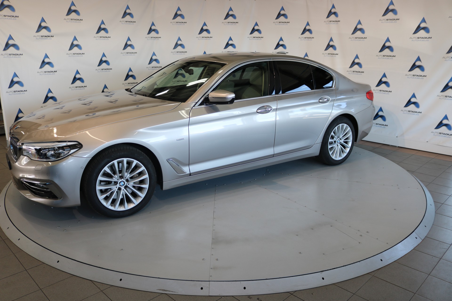 BMW 530i xDrive Luxury Line Steptronic-image-13