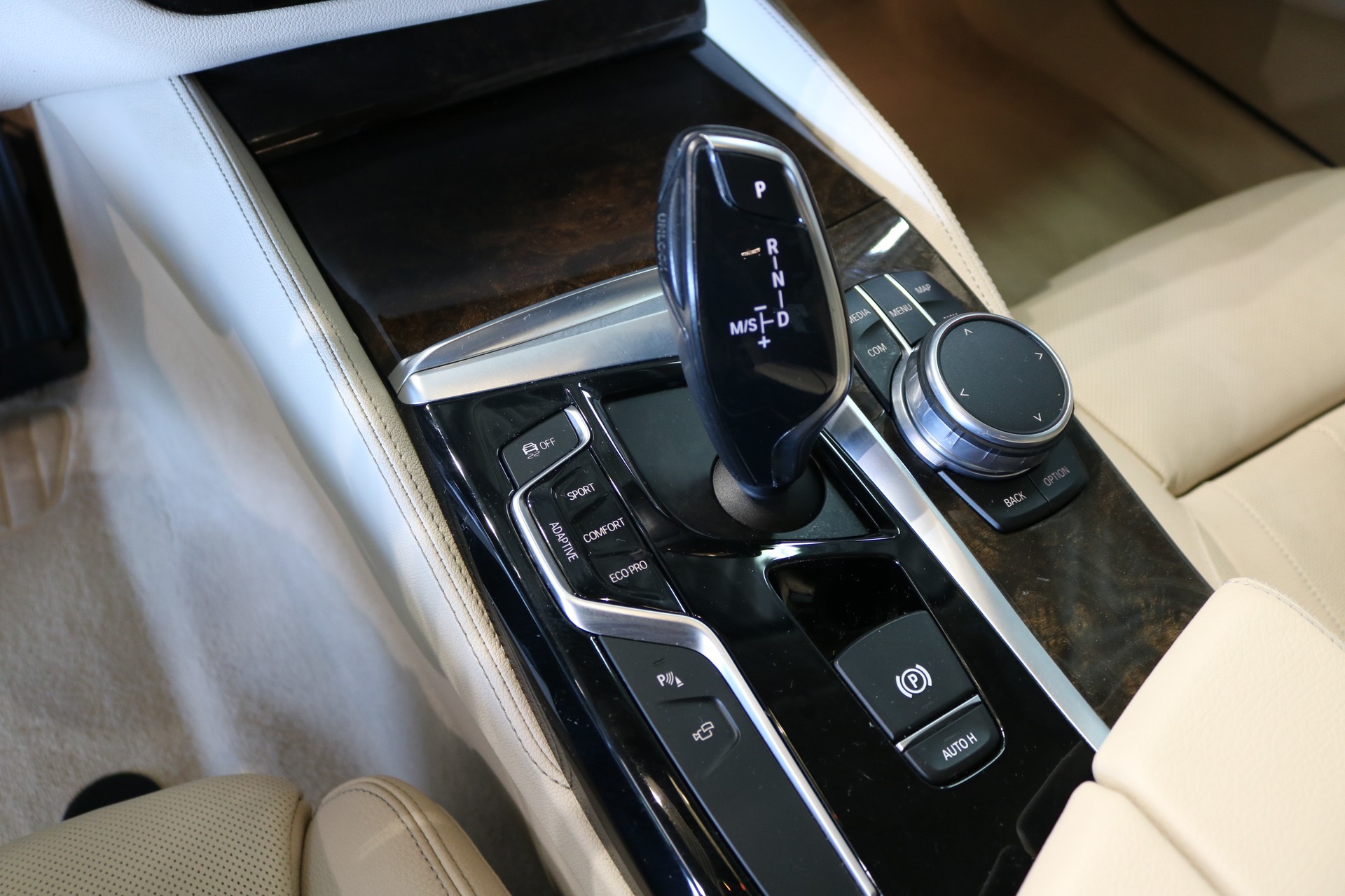 BMW 530i xDrive Luxury Line Steptronic-image-52