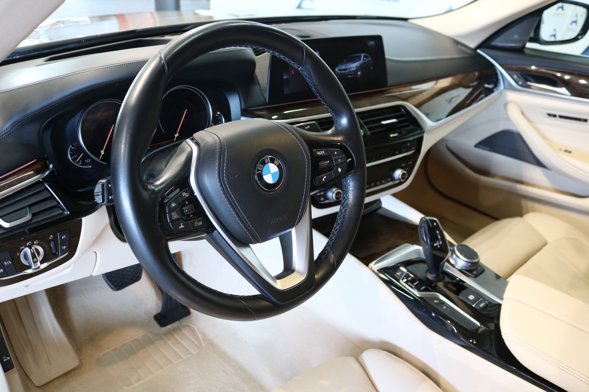 BMW 530i xDrive Luxury Line Steptronic-image-51