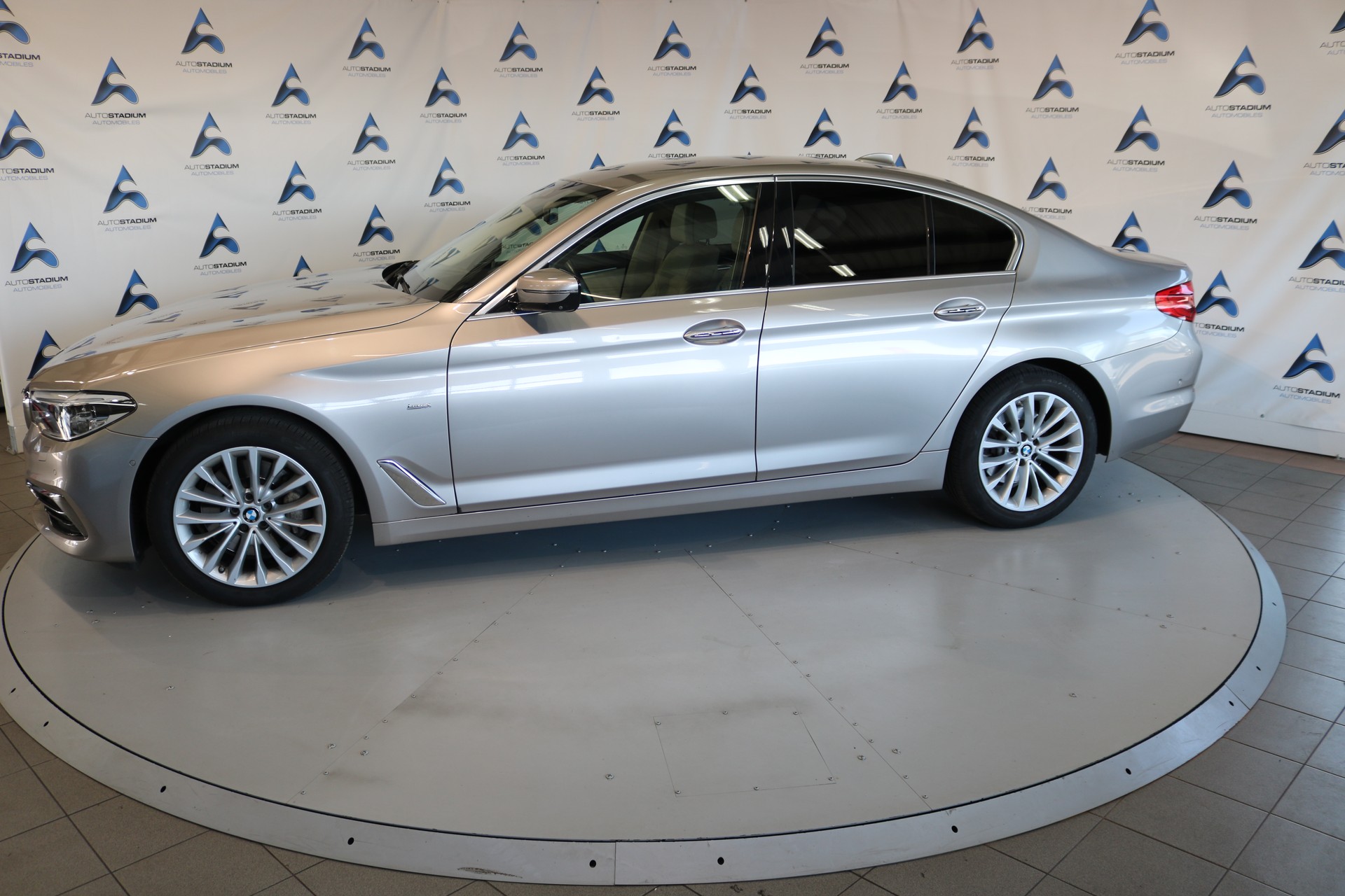 BMW 530i xDrive Luxury Line Steptronic-image-15