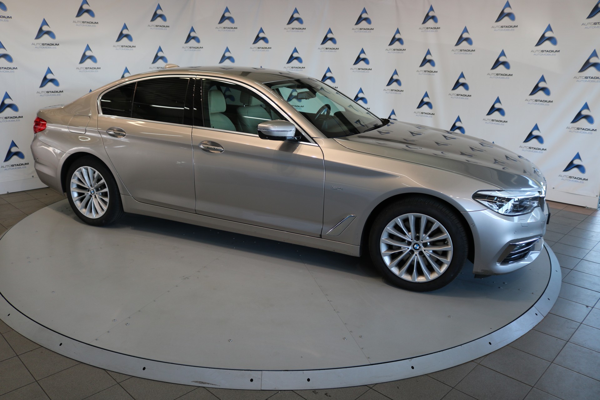 BMW 530i xDrive Luxury Line Steptronic-image-33