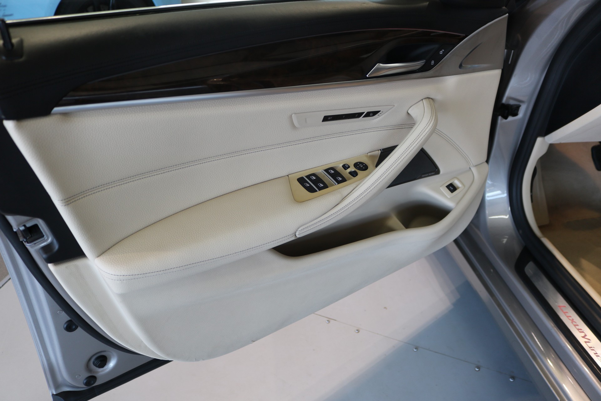 BMW 530i xDrive Luxury Line Steptronic-image-46