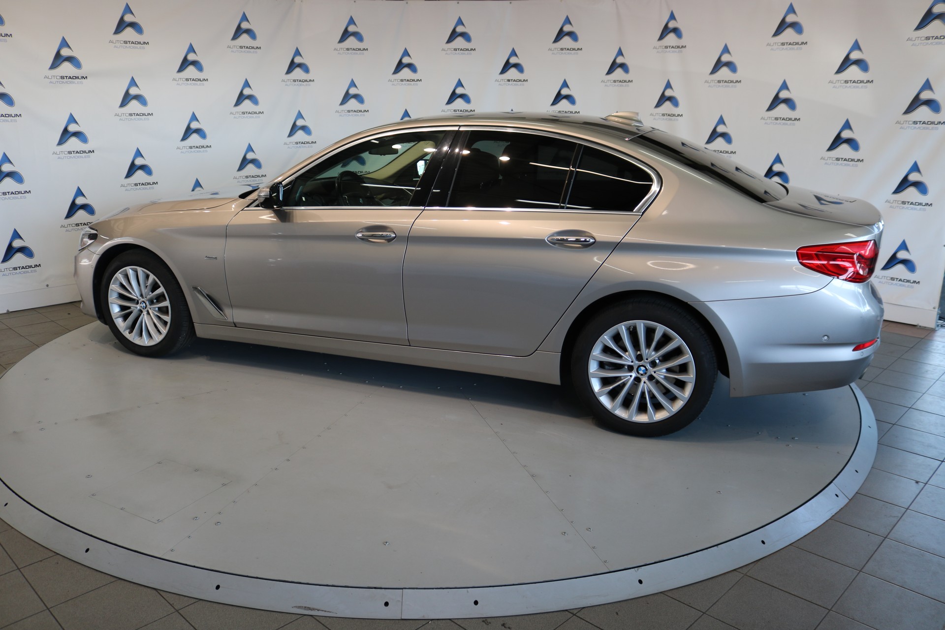 BMW 530i xDrive Luxury Line Steptronic-image-18