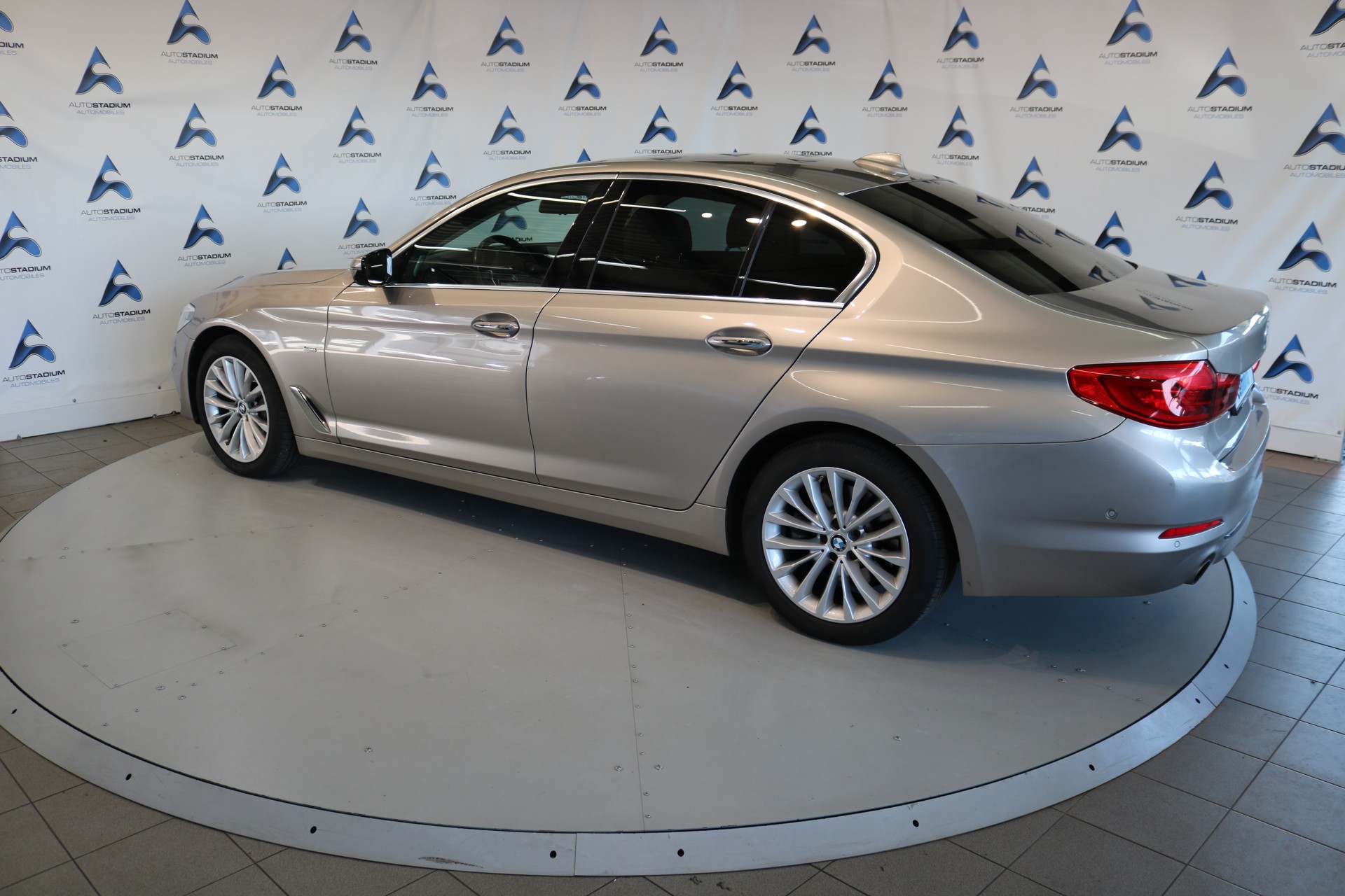 BMW 530i xDrive Luxury Line Steptronic-image-19