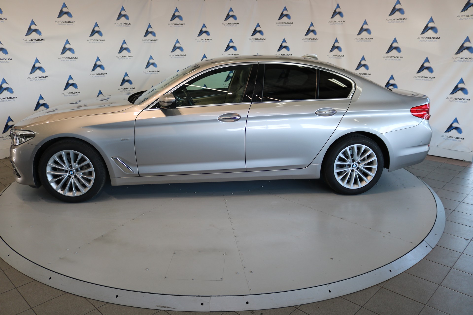 BMW 530i xDrive Luxury Line Steptronic-image-16