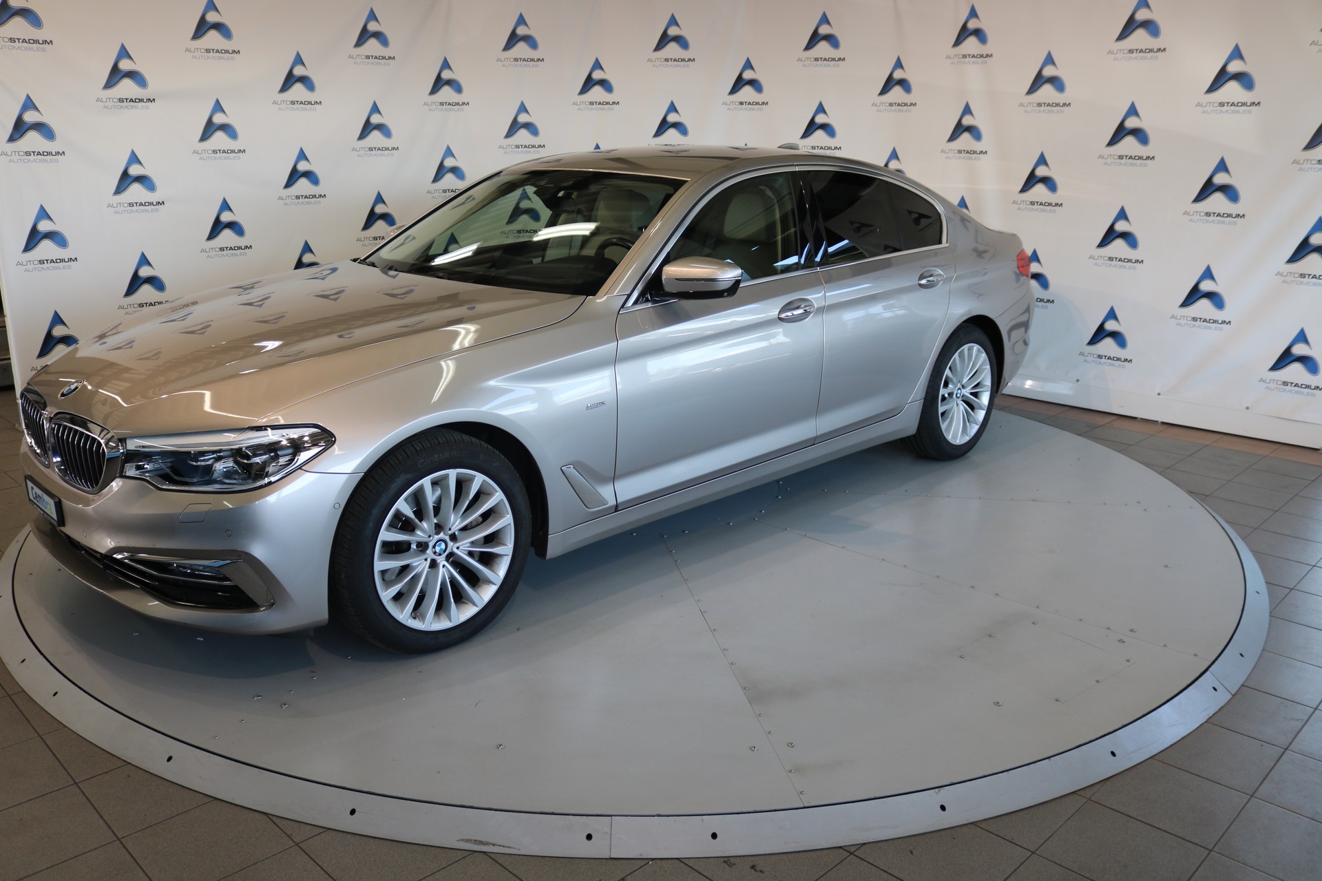 BMW 530i xDrive Luxury Line Steptronic-image-12